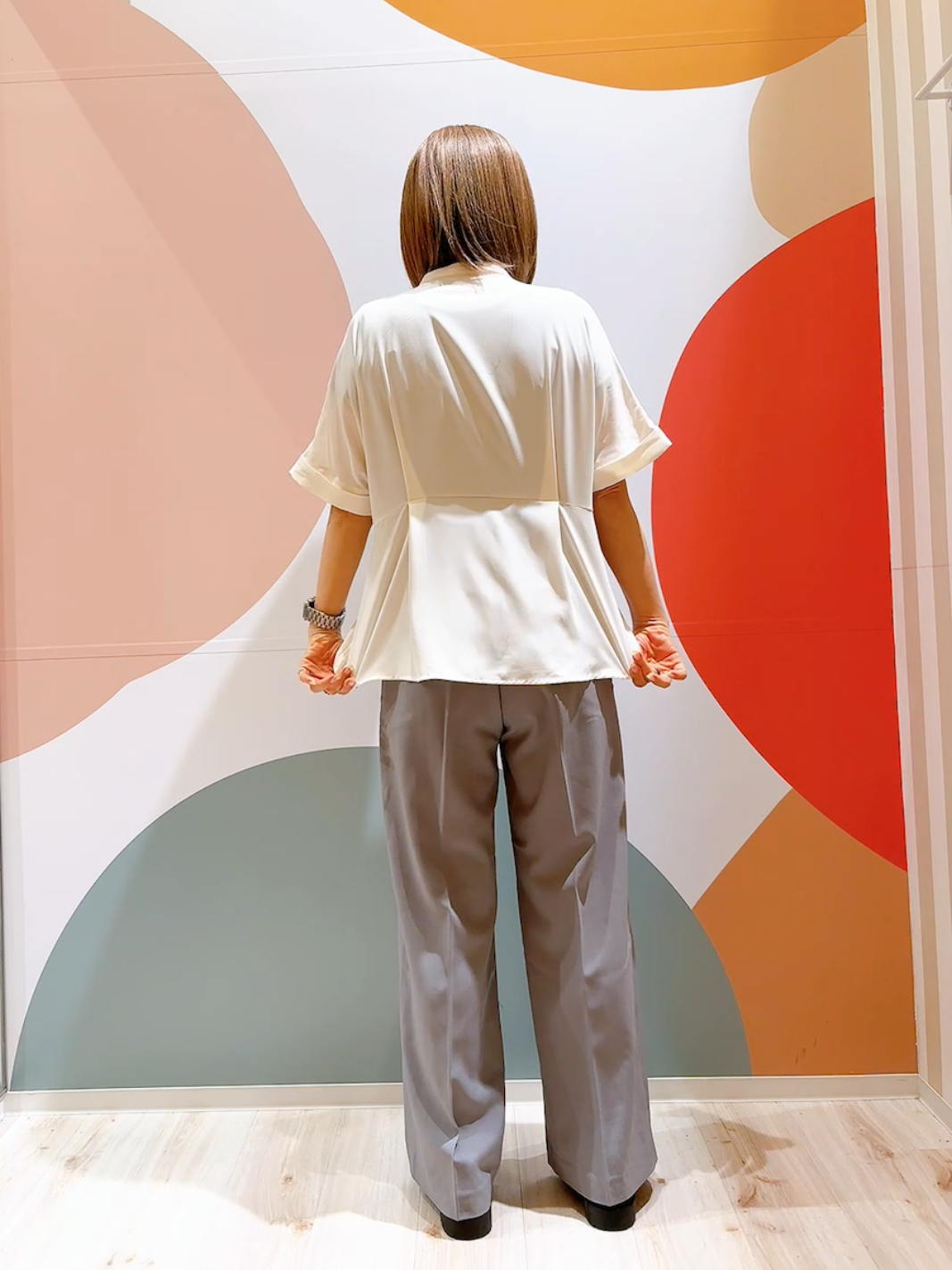 長男さんの「SHOO･LA･RUE｜【UV/通勤】洗濯後しわになりにくい インしない ウエストタックペプラムブラウス」を使ったコーディネート