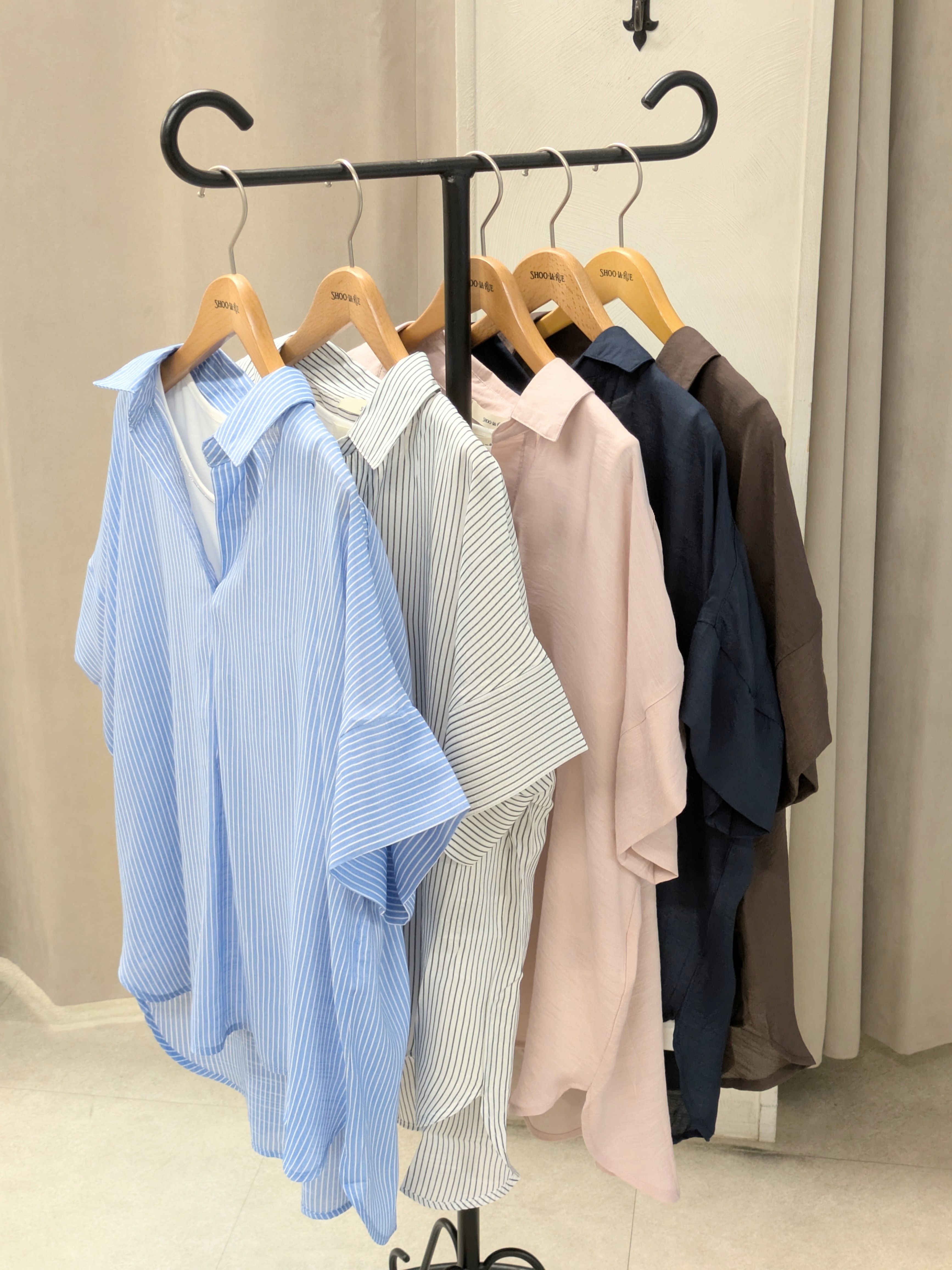SHIORIさんの「SHOO･LA･RUE｜【2点セット/S-LL/洗濯機可】時短でコーデ決まる スラブスキッパーシャツ＋タンクトップ」を使ったコーディネート