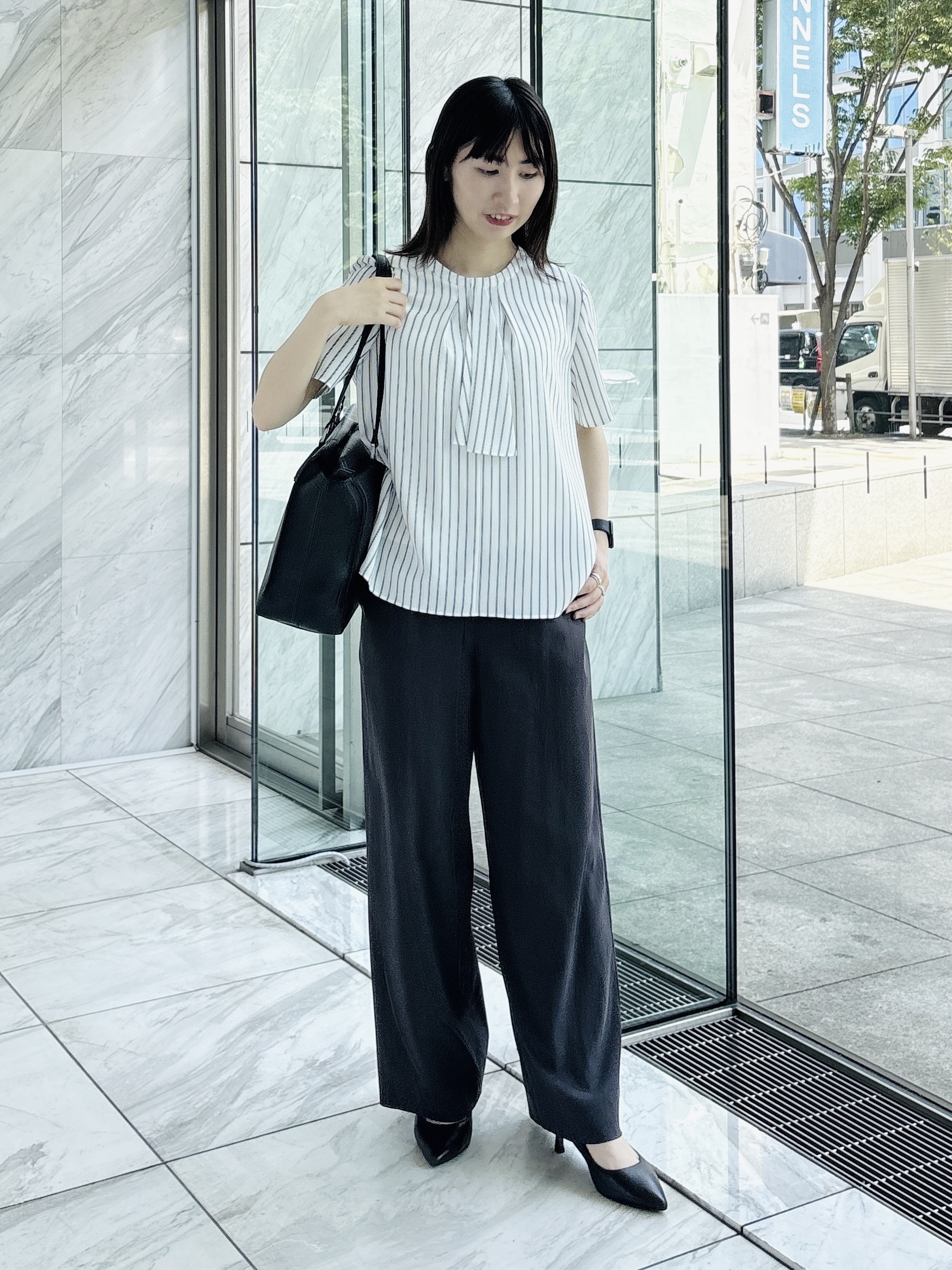 Yoshimiさんの「INDIVI｜【洗える／UVケア】ストライプ柄＆無地 ボウタイ風 半袖ブラウス」を使ったコーディネート