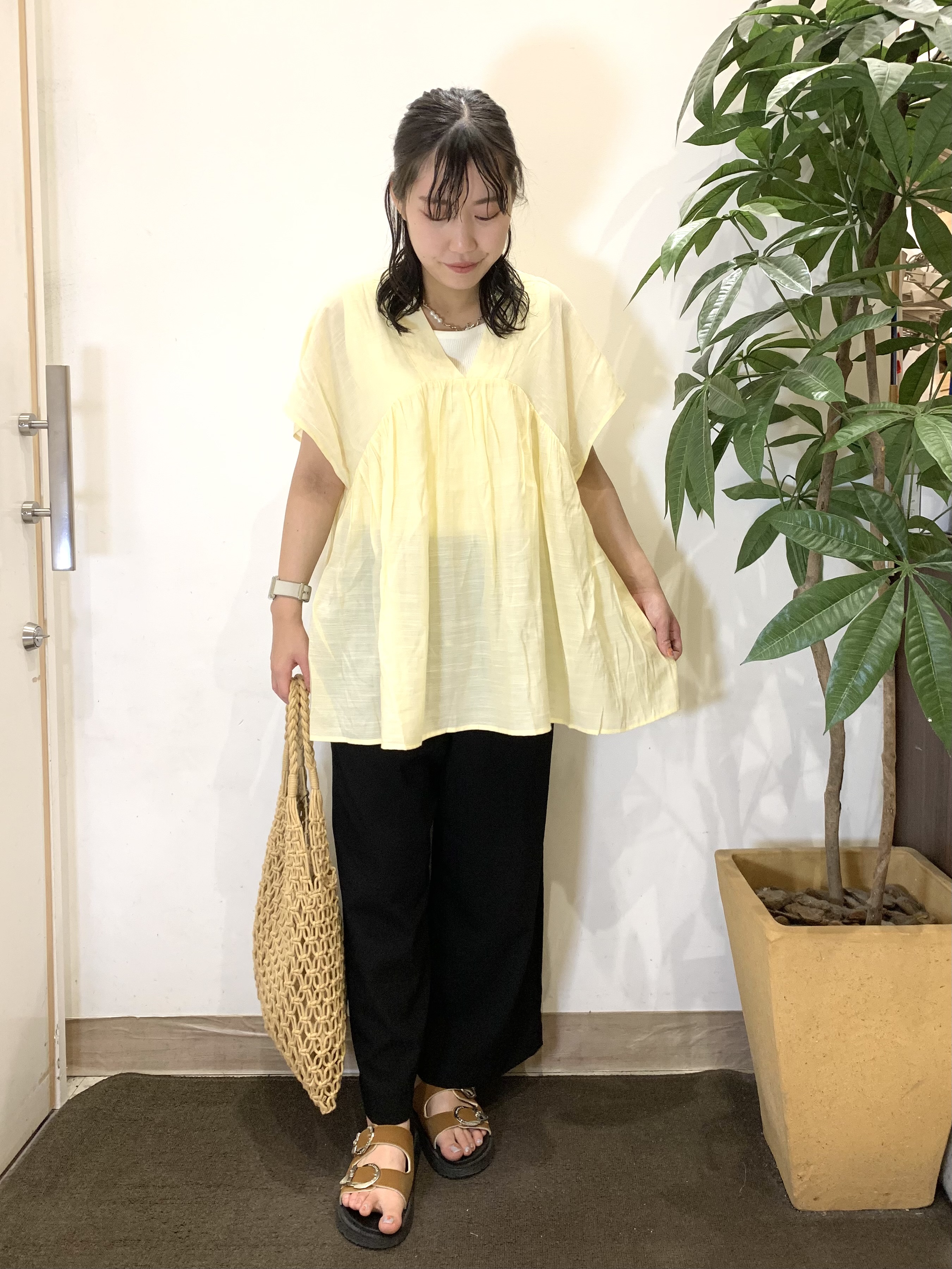 ちゃろさんの「SHOO･LA･RUE｜【S-LL/洗濯機可/UV/体型カバー】インせず着られる Vネックギャザーブラウス」を使ったコーディネート
