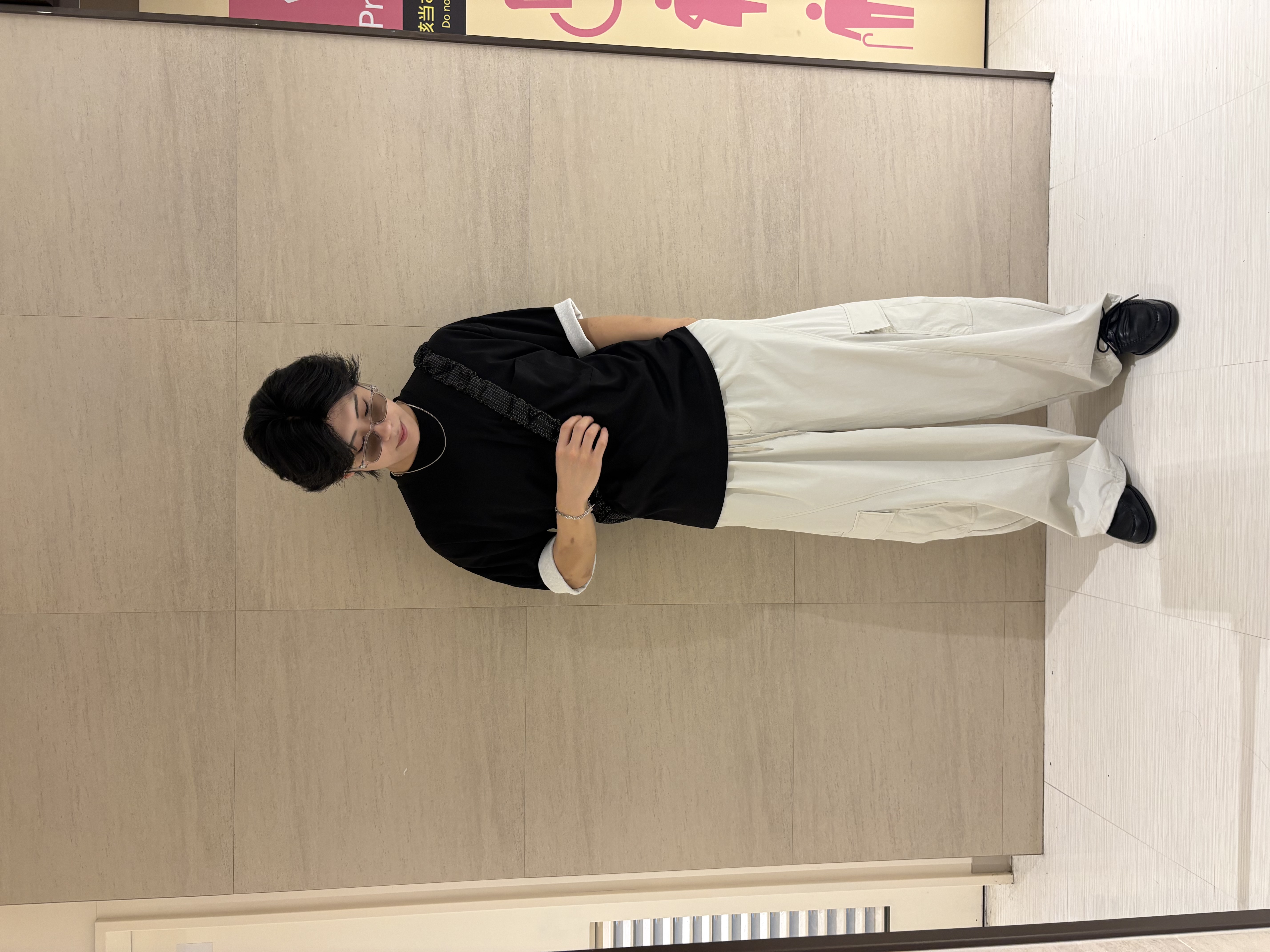 辻一樹さんの「tk.TAKEO KIKUCHI｜カッティングカーゴパンツ」を使ったコーディネート