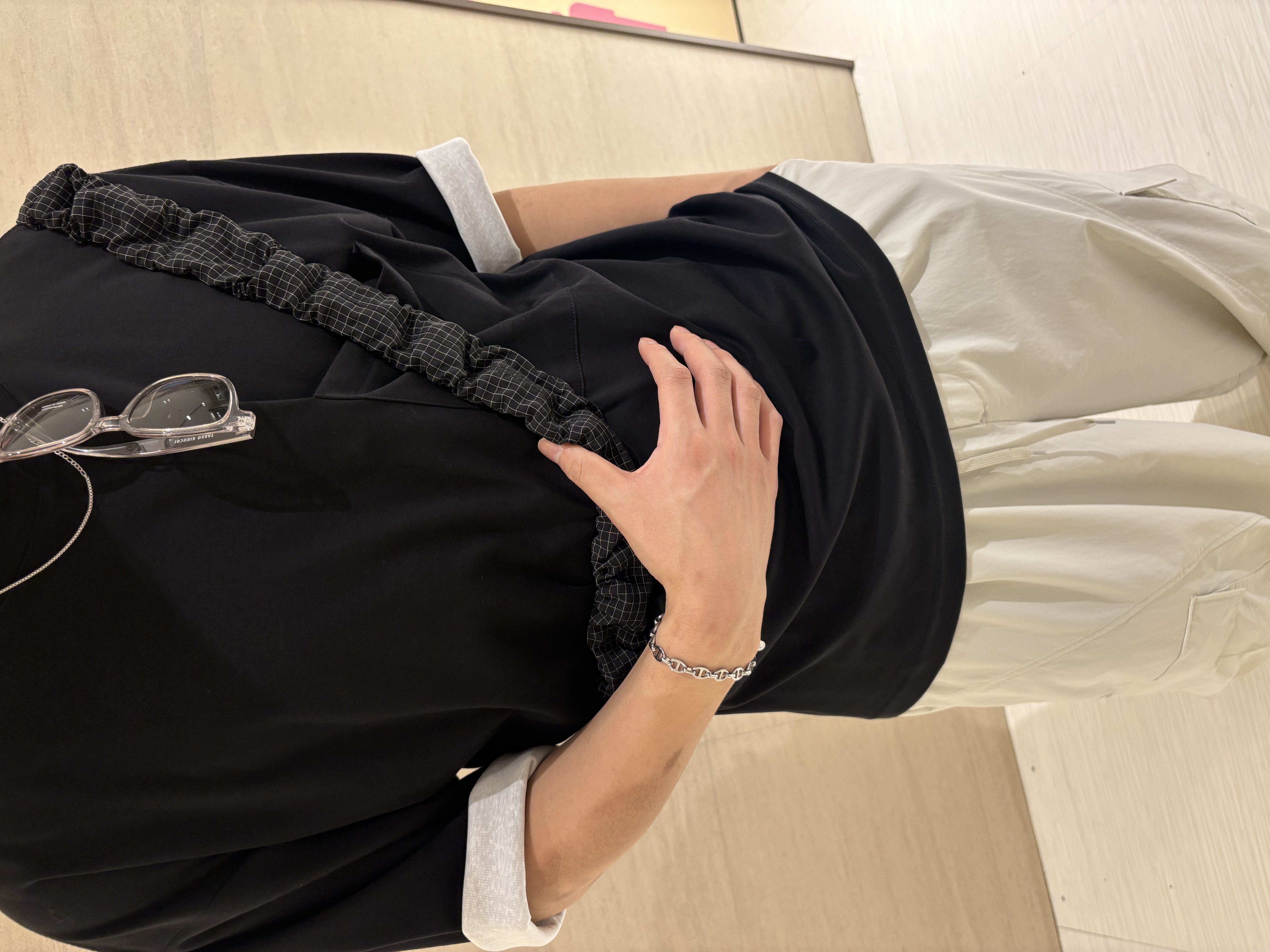 辻一樹さんの「tk.TAKEO KIKUCHI｜カッティングカーゴパンツ」を使ったコーディネート