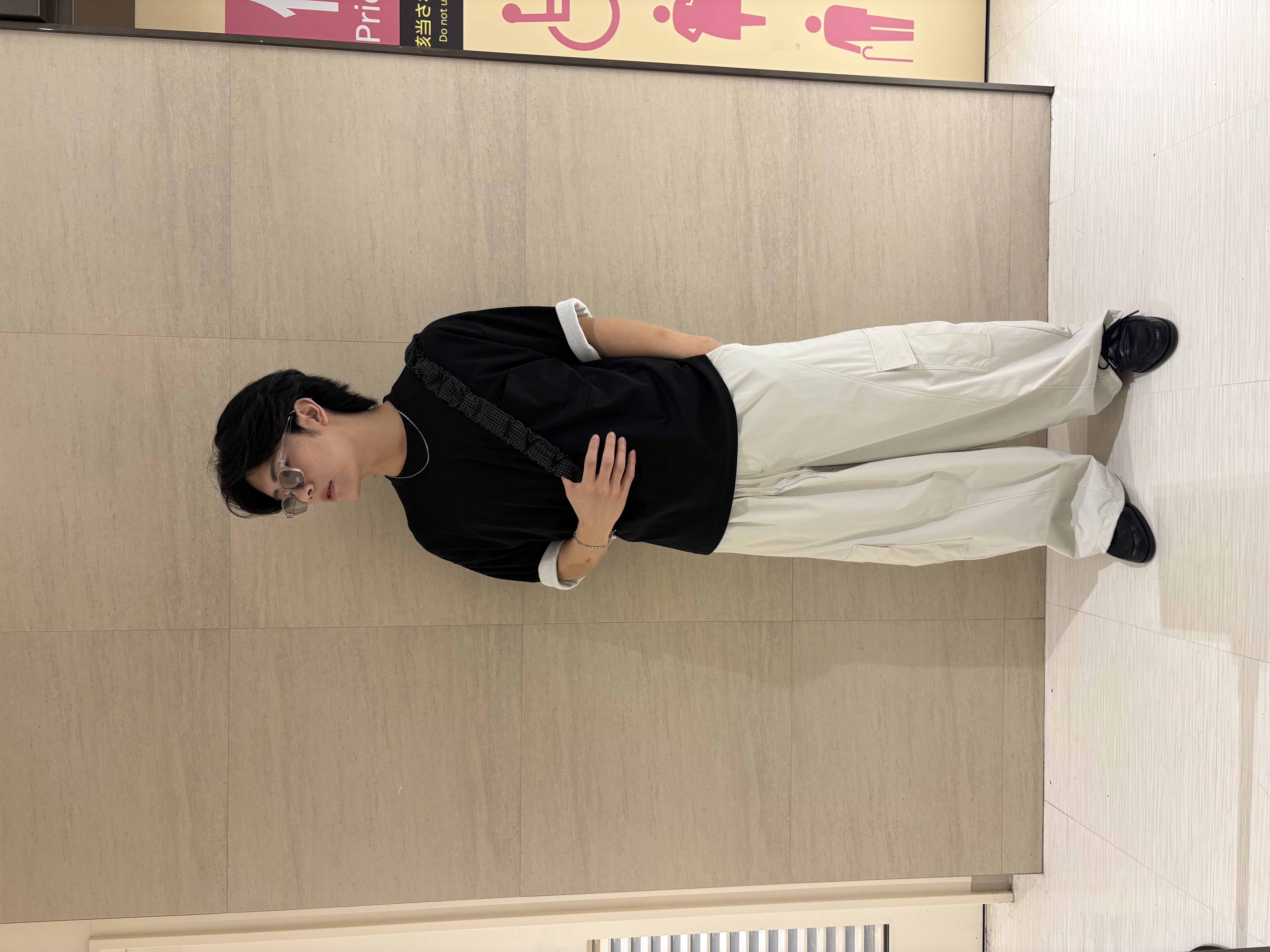 辻一樹さんの「tk.TAKEO KIKUCHI｜カッティングカーゴパンツ」を使ったコーディネート