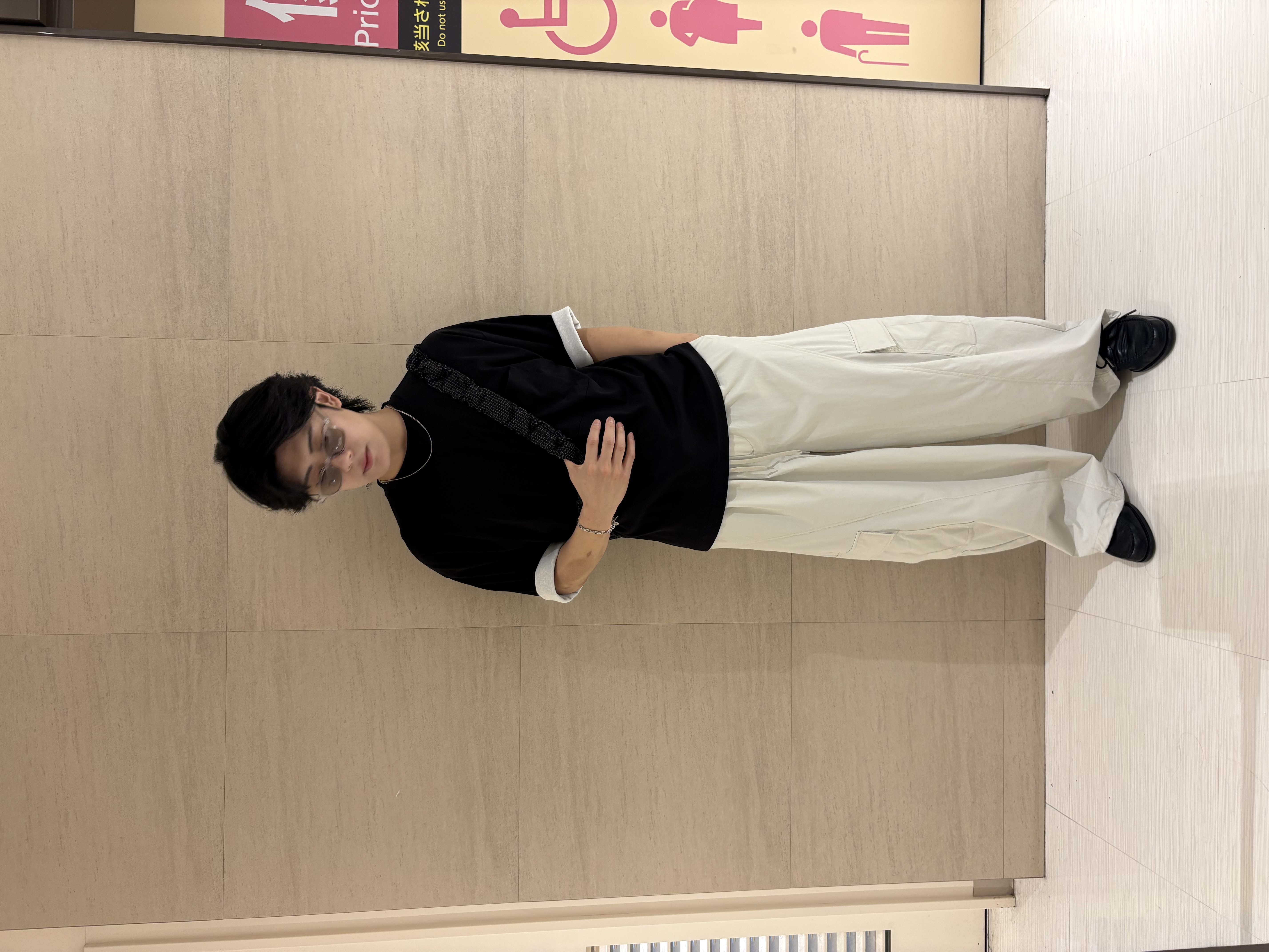 辻一樹さんの「tk.TAKEO KIKUCHI｜カッティングカーゴパンツ」を使ったコーディネート