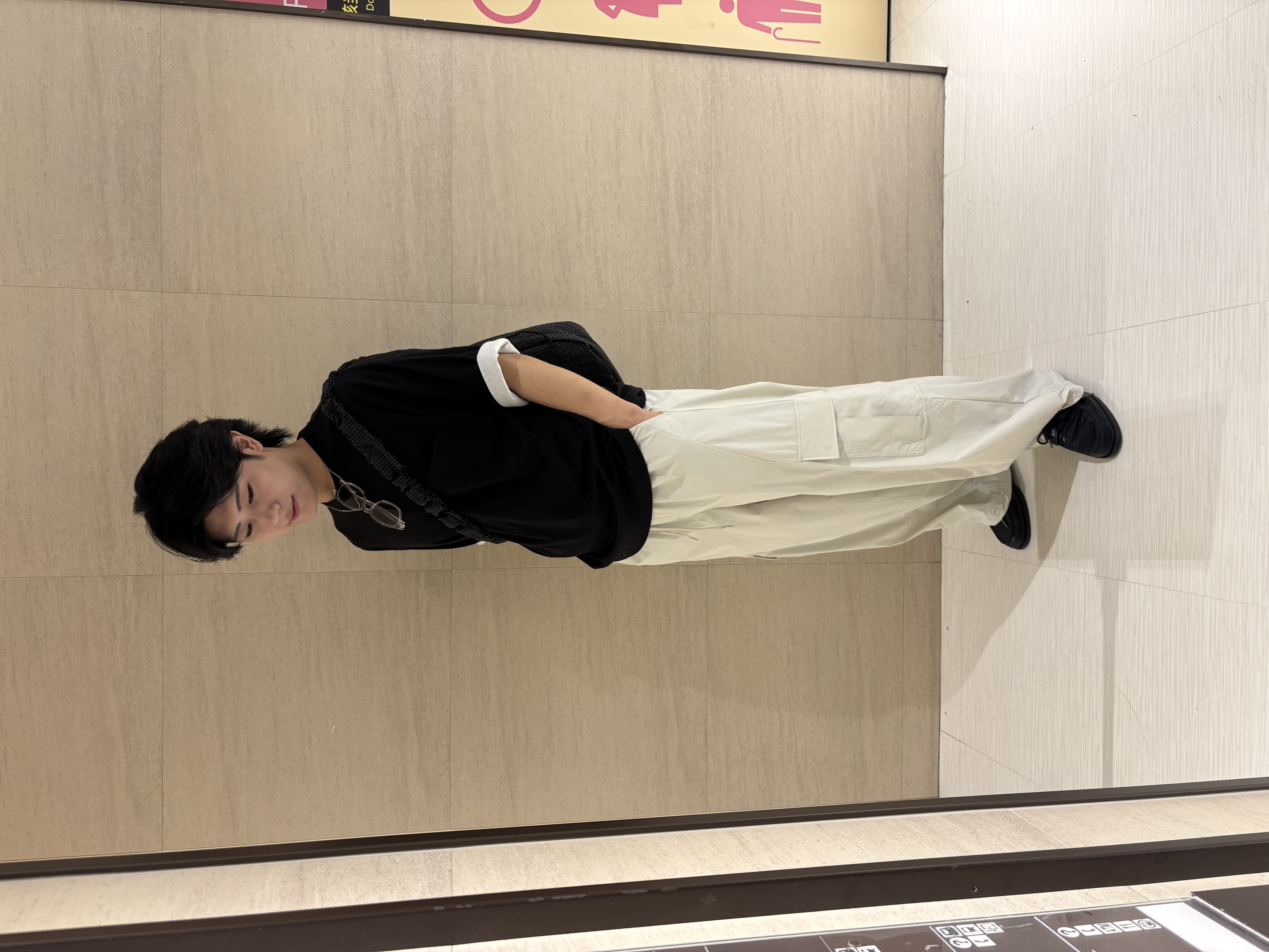 辻一樹さんの「tk.TAKEO KIKUCHI｜カッティングカーゴパンツ」を使ったコーディネート
