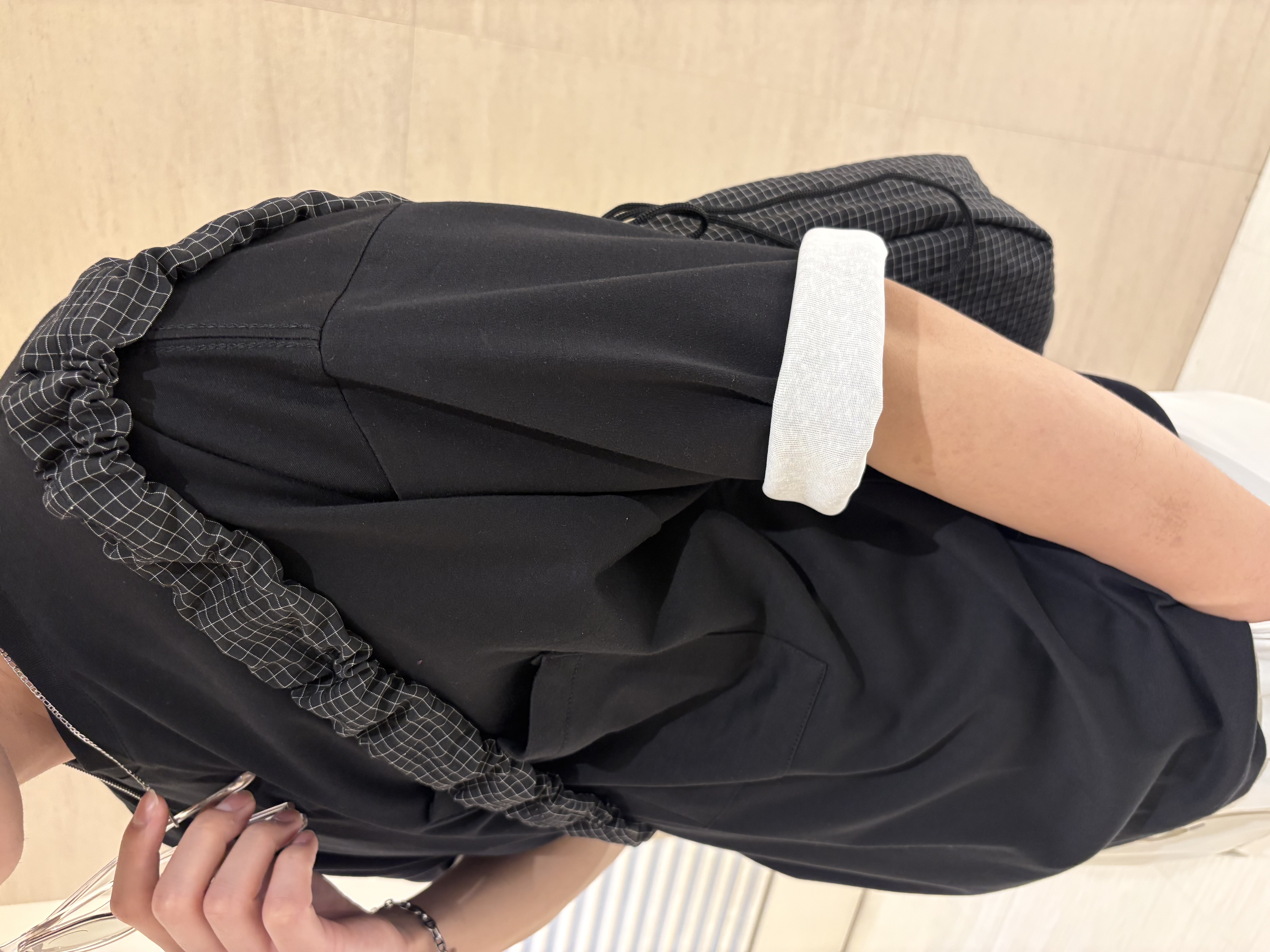 辻一樹さんの「tk.TAKEO KIKUCHI｜カッティングカーゴパンツ」を使ったコーディネート