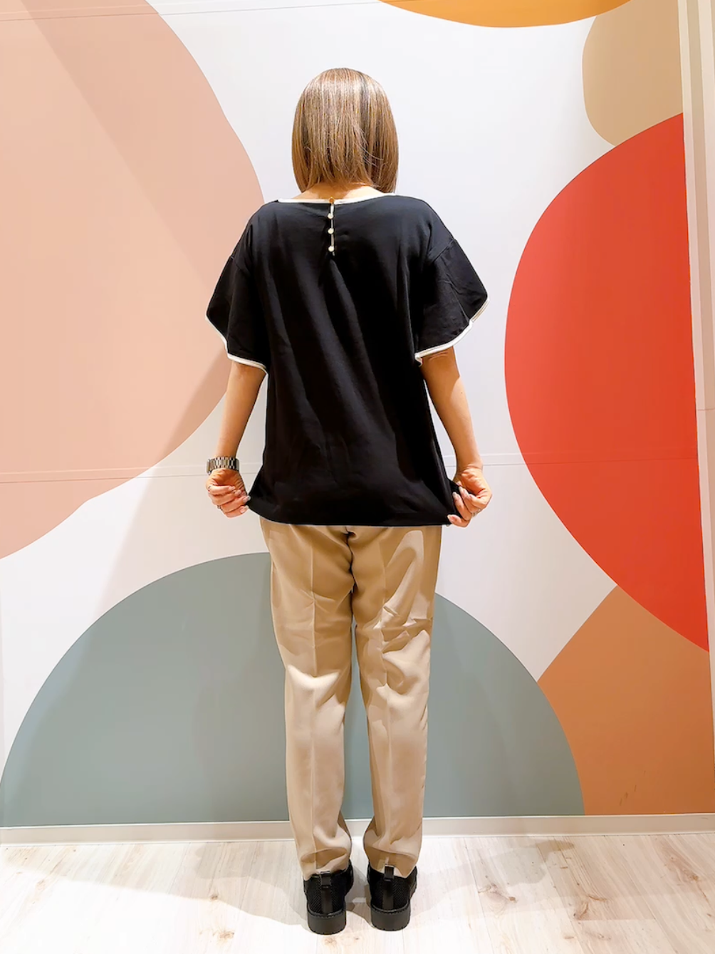 長男さんの「SHOO･LA･RUE｜【洗濯機可/S-LL】配色パイピング フレアスリーブトップス」を使ったコーディネート