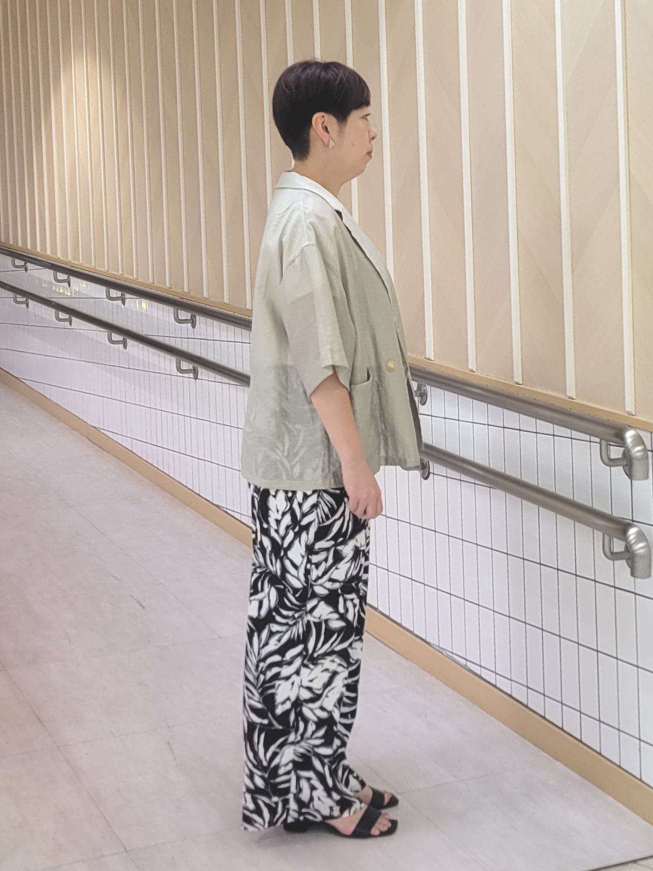 tomoさんの「COUP DE CHANCE｜【接触冷感/抗菌防臭/消臭/UVカット】半袖ロゴTシャツ」を使ったコーディネート
