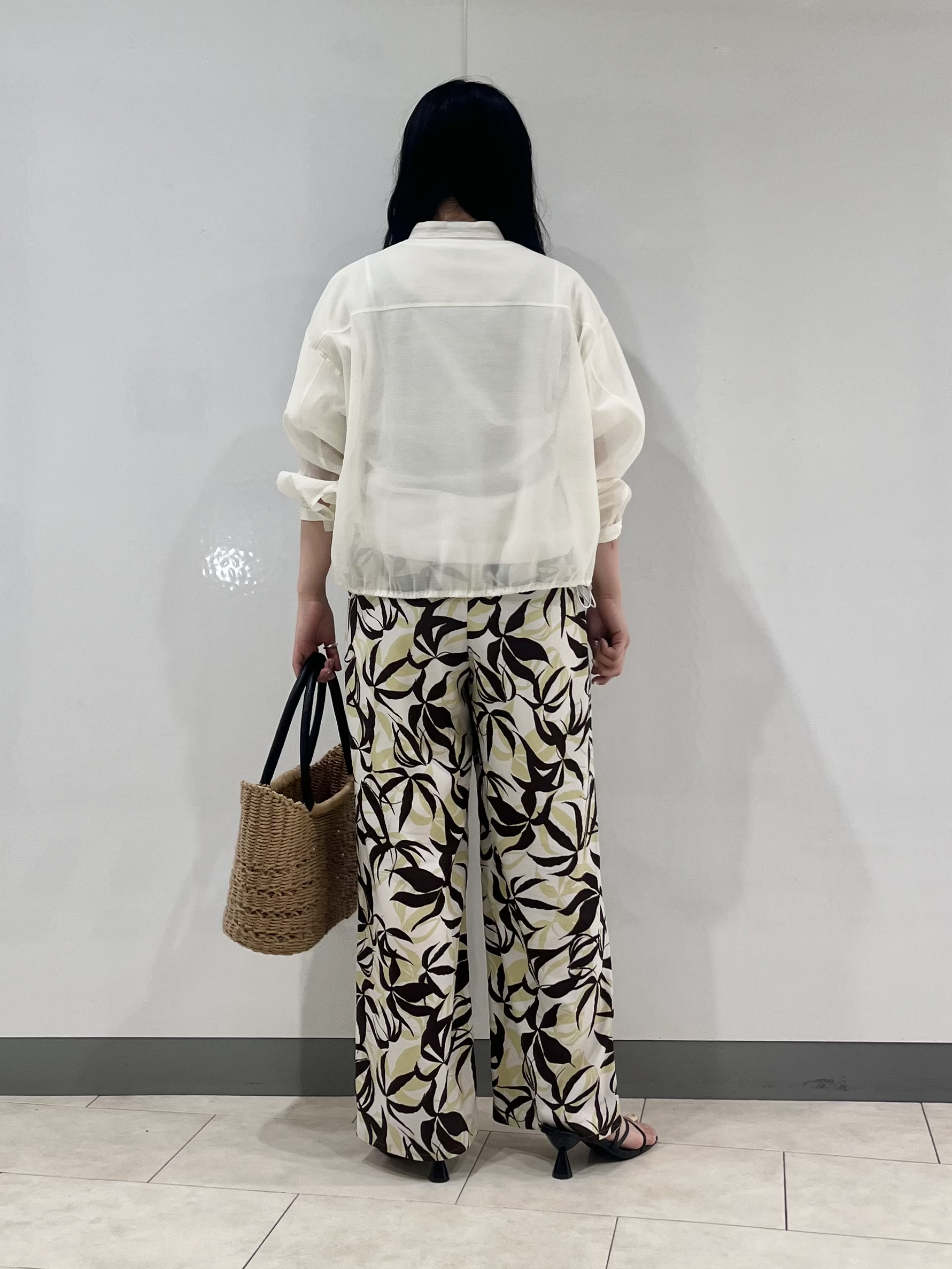 hasuさんの「INDIVI｜【トレンド／2WAY】裾ドロスト付きシアーブラウスブルゾン」を使ったコーディネート
