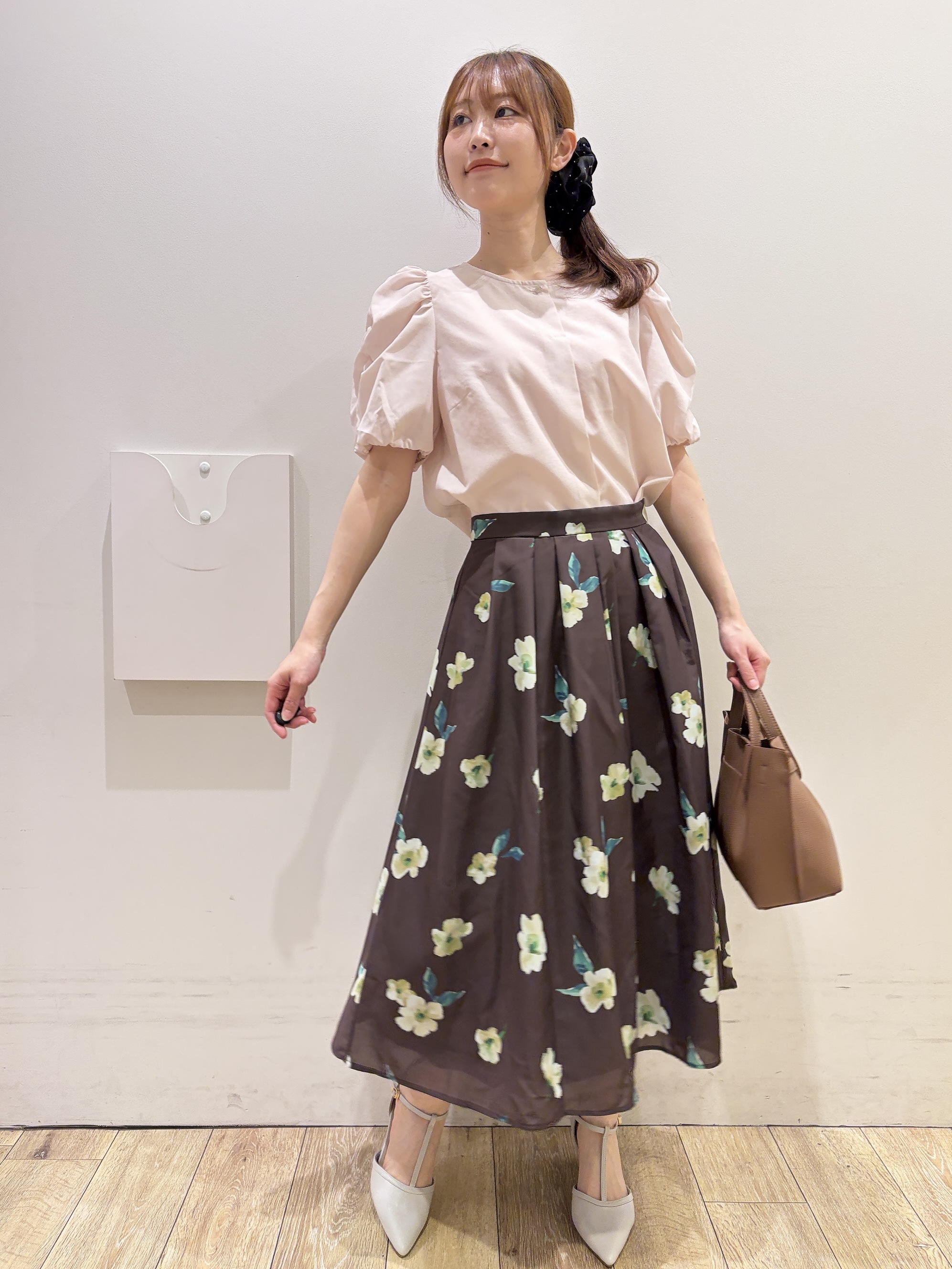 MOMOさんの「index｜【接触冷感／防シワ】シャーリングスリーブブラウス《洗濯機OK》」を使ったコーディネート