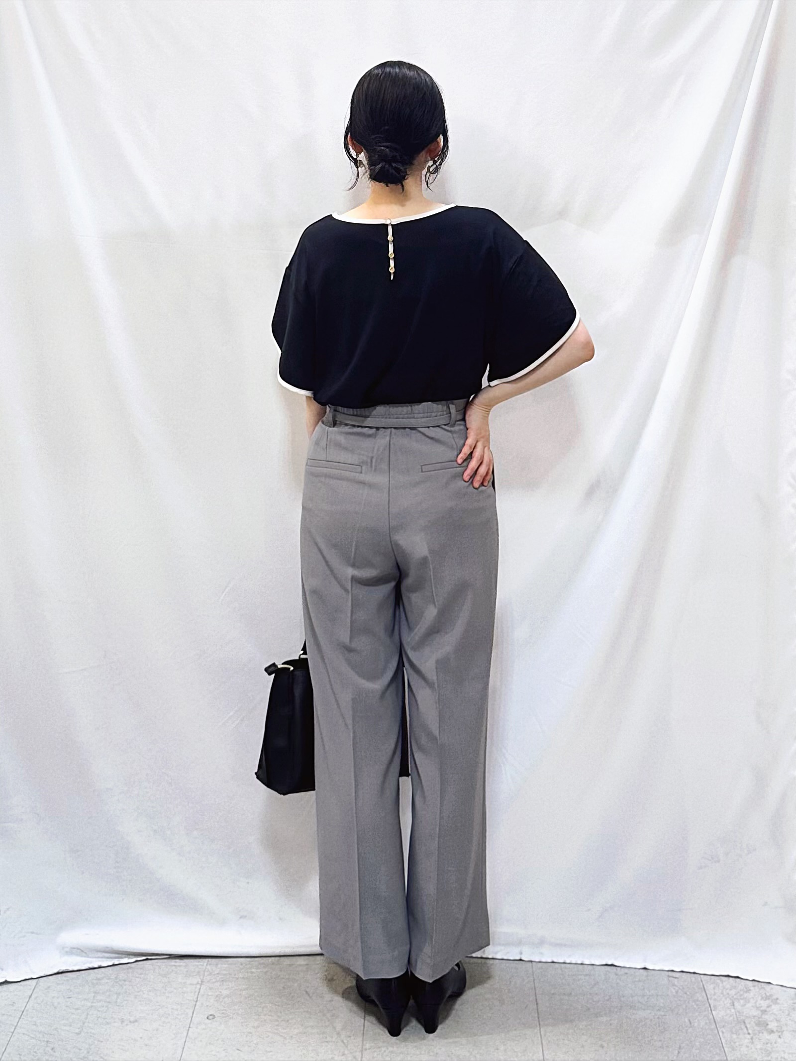 𝐇𝐢𝐫𝐨𝐦𝐢さんの「SHOO･LA･RUE｜【洗濯機可/S-LL】配色パイピング フレアスリーブトップス」を使ったコーディネート