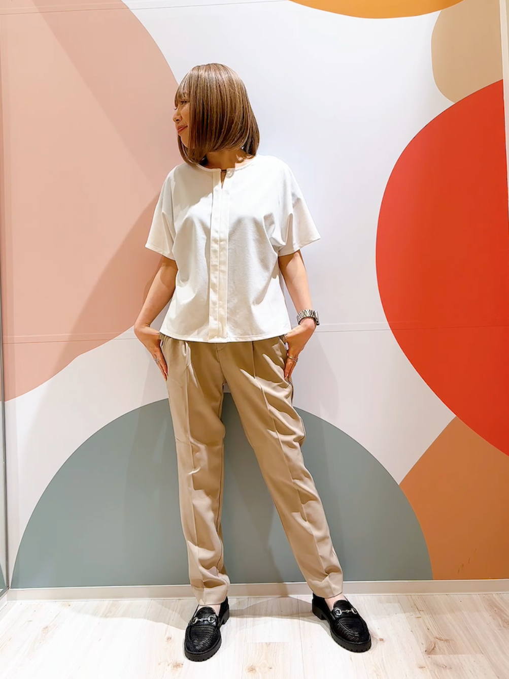 長男さんの「SHOO･LA･RUE｜【S-LL/通勤】洗濯後しわになりにくい メタルポイントスキッパートップス」を使ったコーディネート