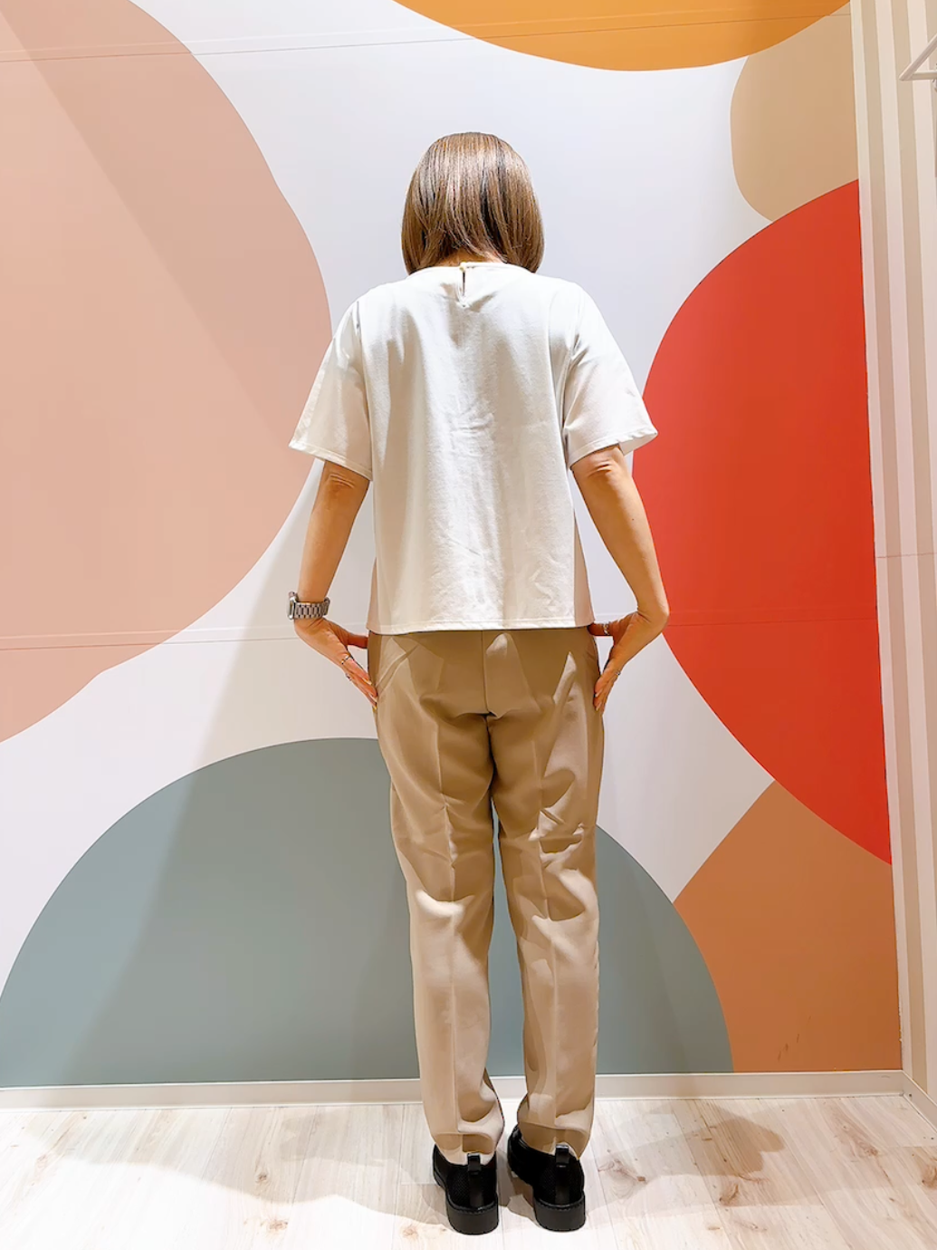 長男さんの「SHOO･LA･RUE｜【S-LL/通勤】洗濯後しわになりにくい メタルポイントスキッパートップス」を使ったコーディネート