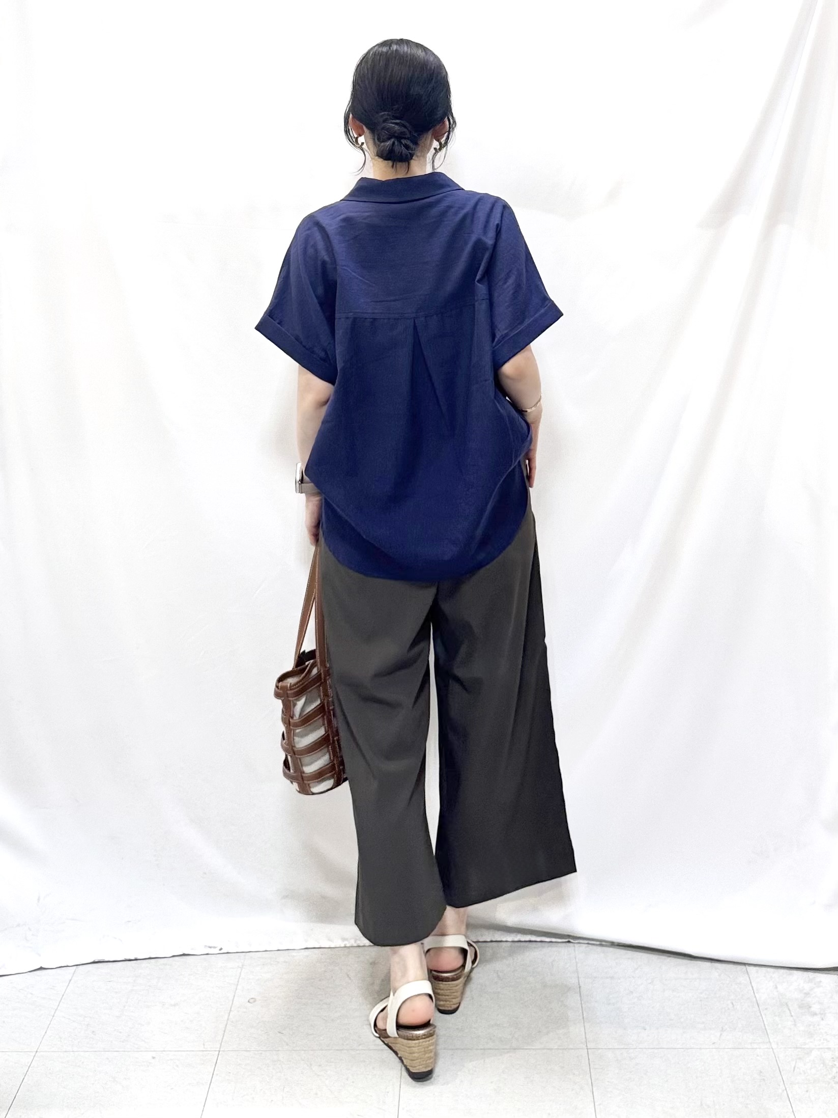 𝐇𝐢𝐫𝐨𝐦𝐢さんの「SHOO･LA･RUE｜【UV/吸水速乾/抗菌防臭】インせず着られる フレンチリネンスキッパーシャツ」を使ったコーディネート