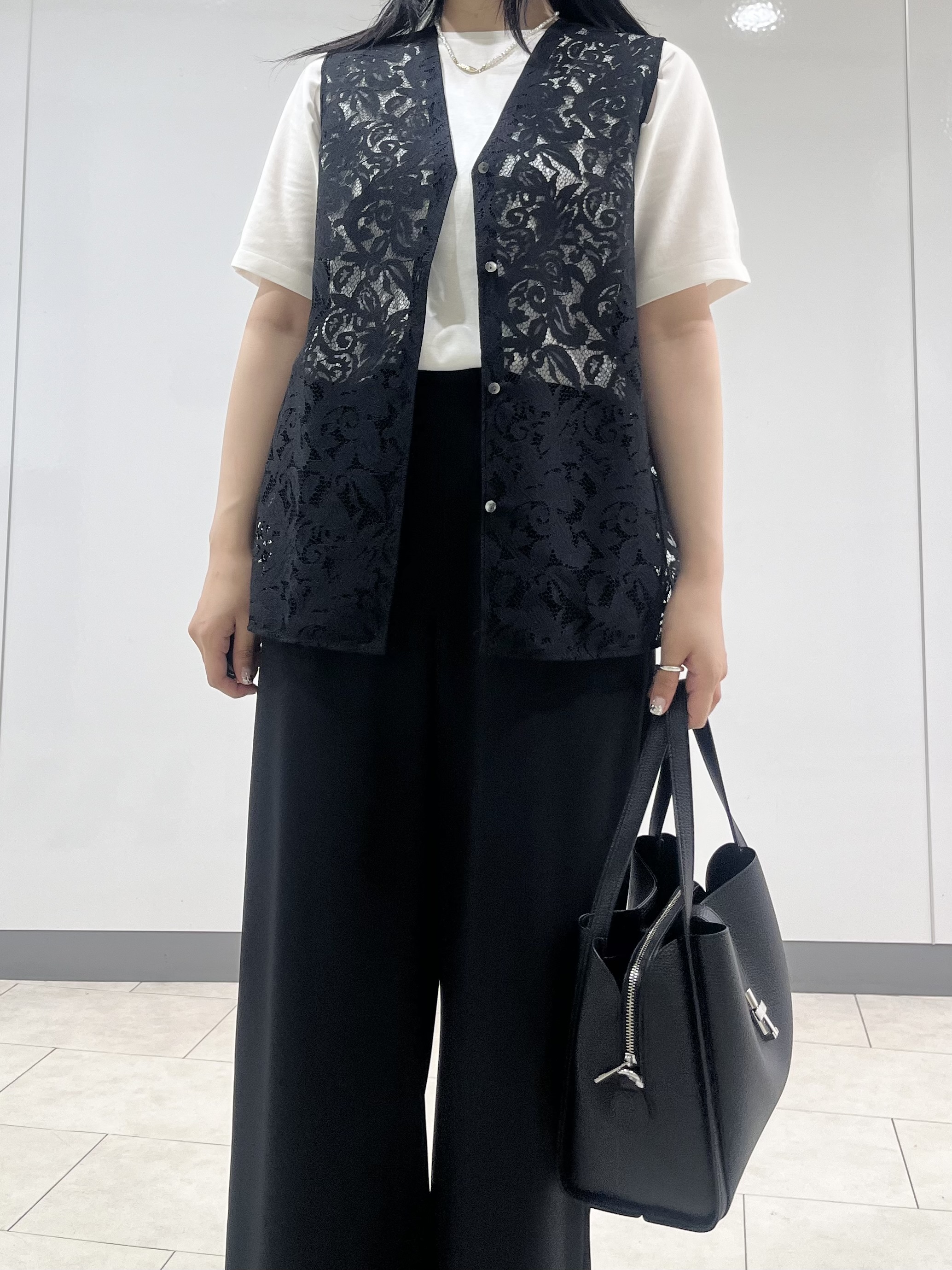 hasuさんの「INDIVI｜【洗える／トレンド】マニッシュレースベスト」を使ったコーディネート