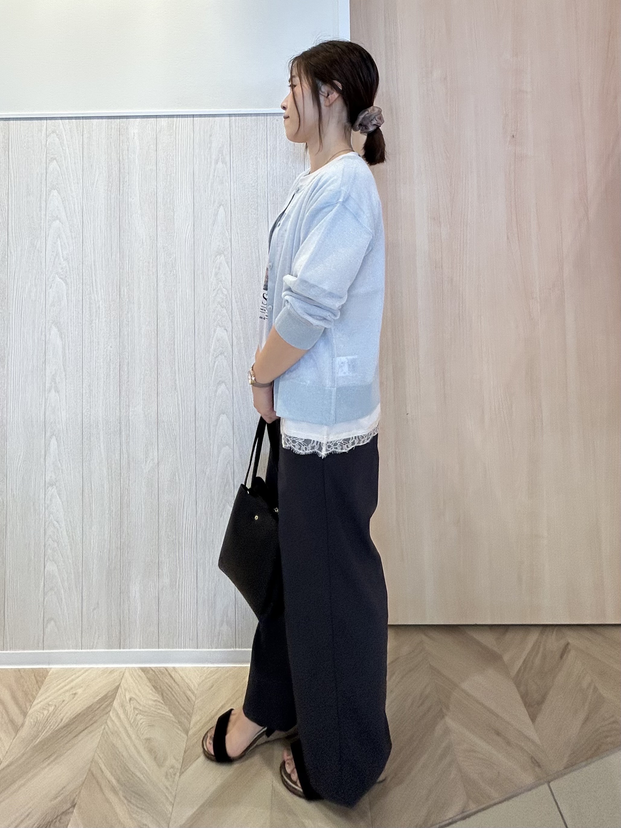 tomoさんの「SHOO･LA･RUE｜【通気性〇/洗濯機可/S-LL】シアーラメカーディガン」を使ったコーディネート