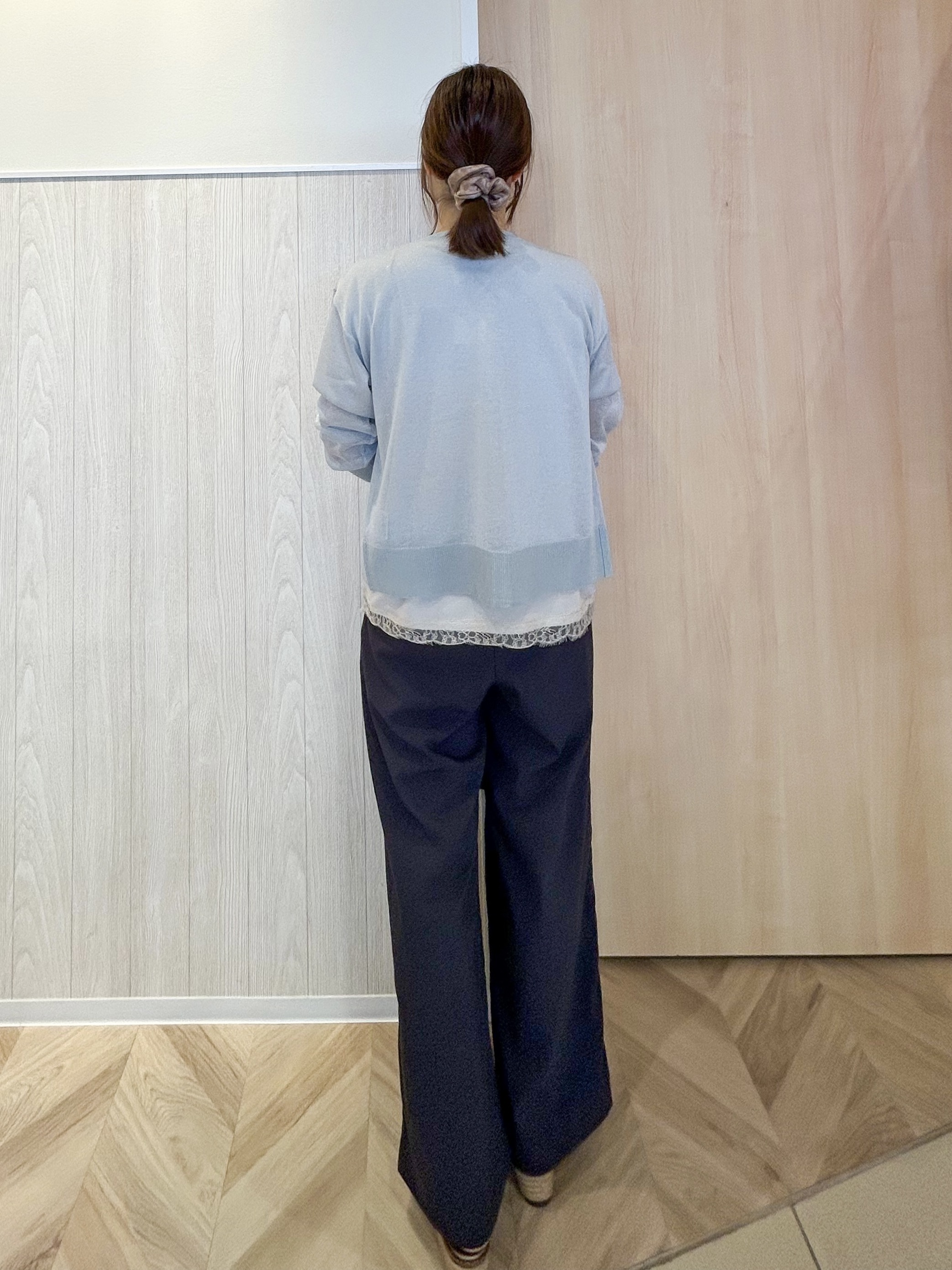 tomoさんの「SHOO･LA･RUE｜【通気性〇/洗濯機可/S-LL】シアーラメカーディガン」を使ったコーディネート