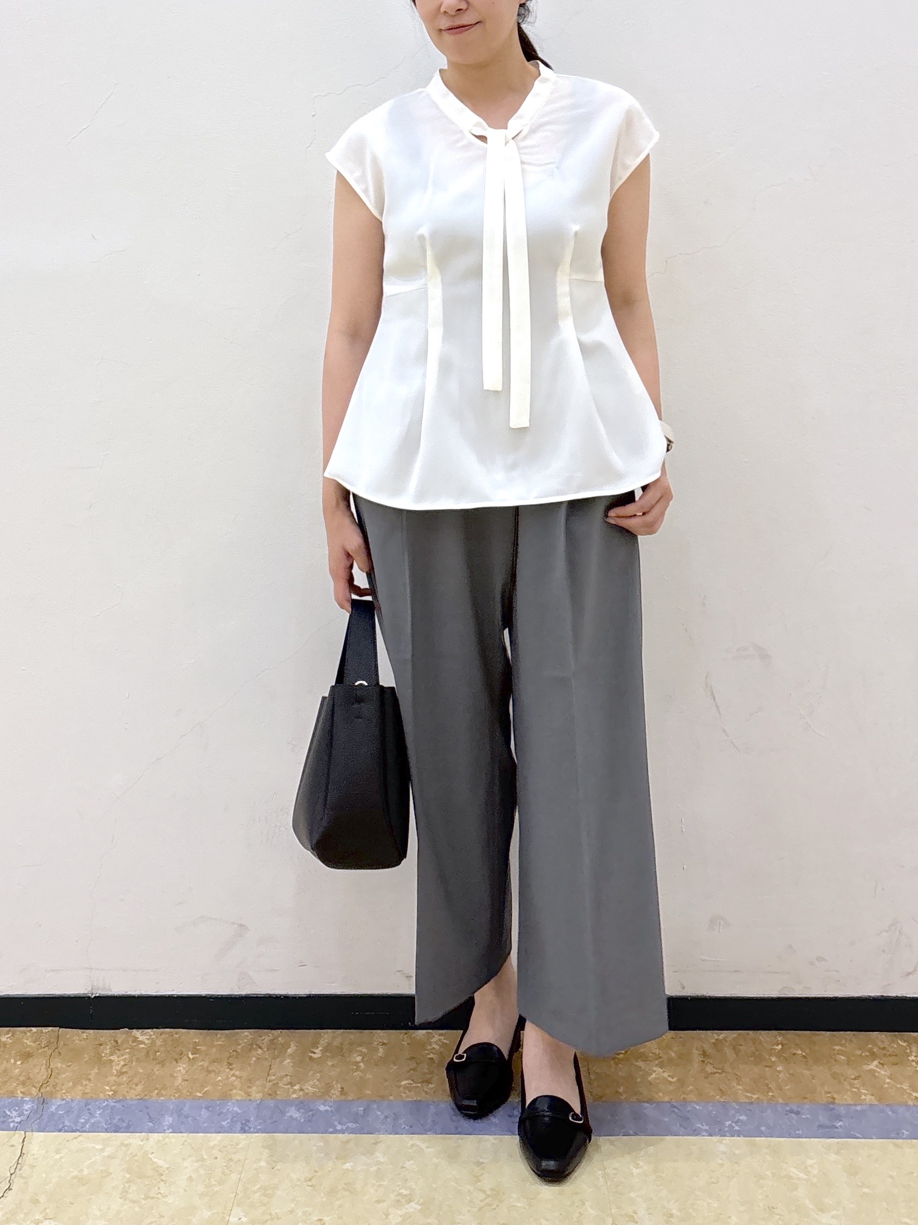 akariさんの「index｜【接触冷感／防シワ】ペプラムボウタイブラウス《洗濯機OK／ストレッチ》」を使ったコーディネート