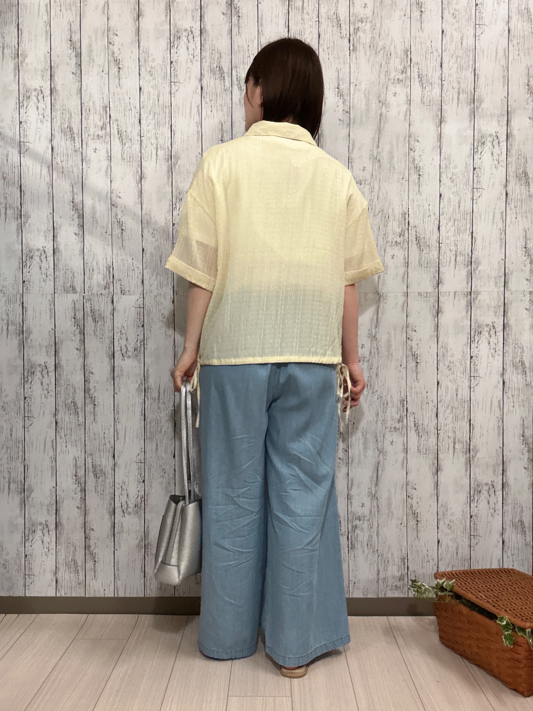 シカさんの「SHOO･LA･RUE｜【S-LL/洗濯機可/体型カバー】さらさら シャーリングシフォン 裾ドロストシャツ」を使ったコーディネート
