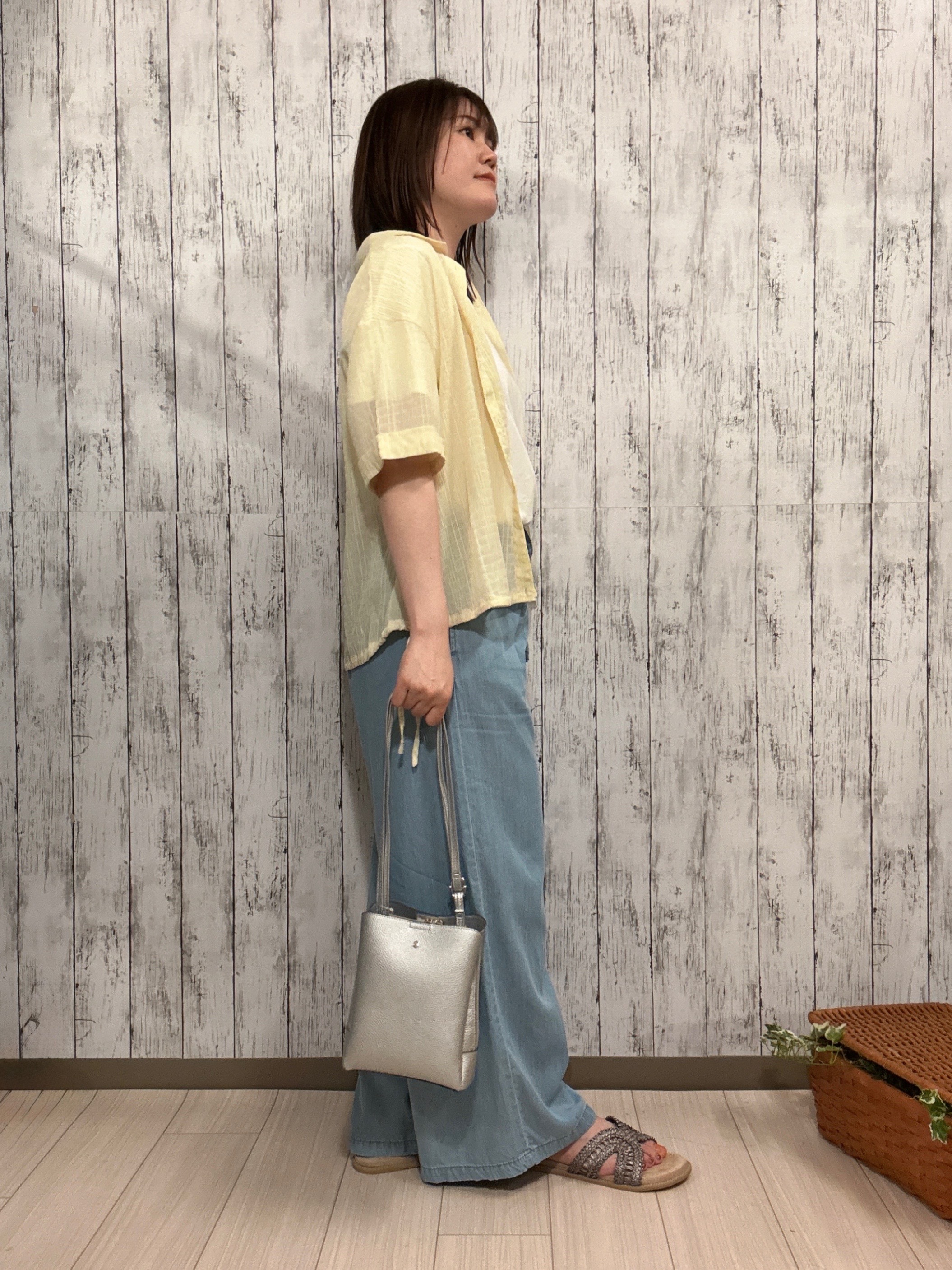 シカさんの「SHOO･LA･RUE｜【S-LL/洗濯機可/体型カバー】さらさら シャーリングシフォン 裾ドロストシャツ」を使ったコーディネート