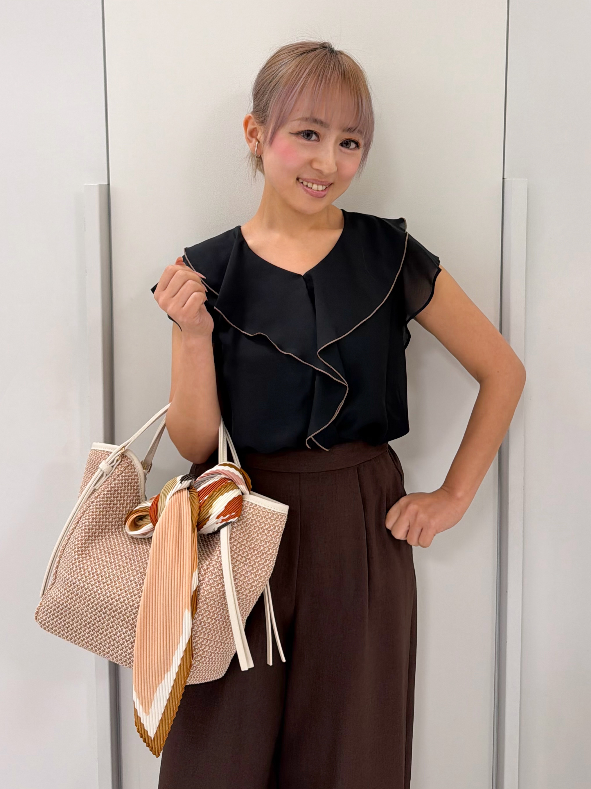 chiiさんの「COUP DE CHANCE｜【手洗い可／日本製】フリルブラウス」を使ったコーディネート