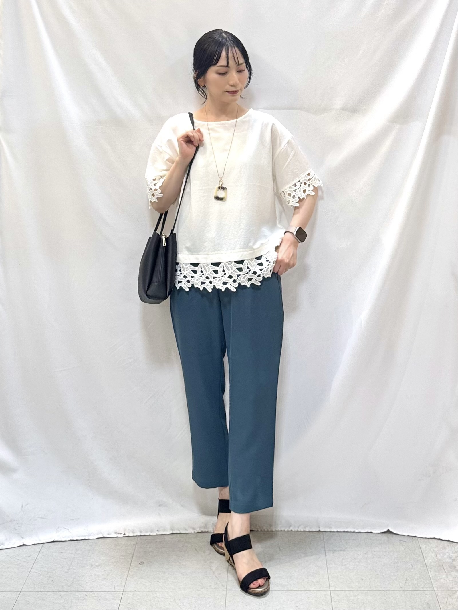 𝐇𝐢𝐫𝐨𝐦𝐢さんの「SHOO･LA･RUE｜【洗濯後しわになりにくい/S-LL】コーデの主役になる レース付きブラウス」を使ったコーディネート