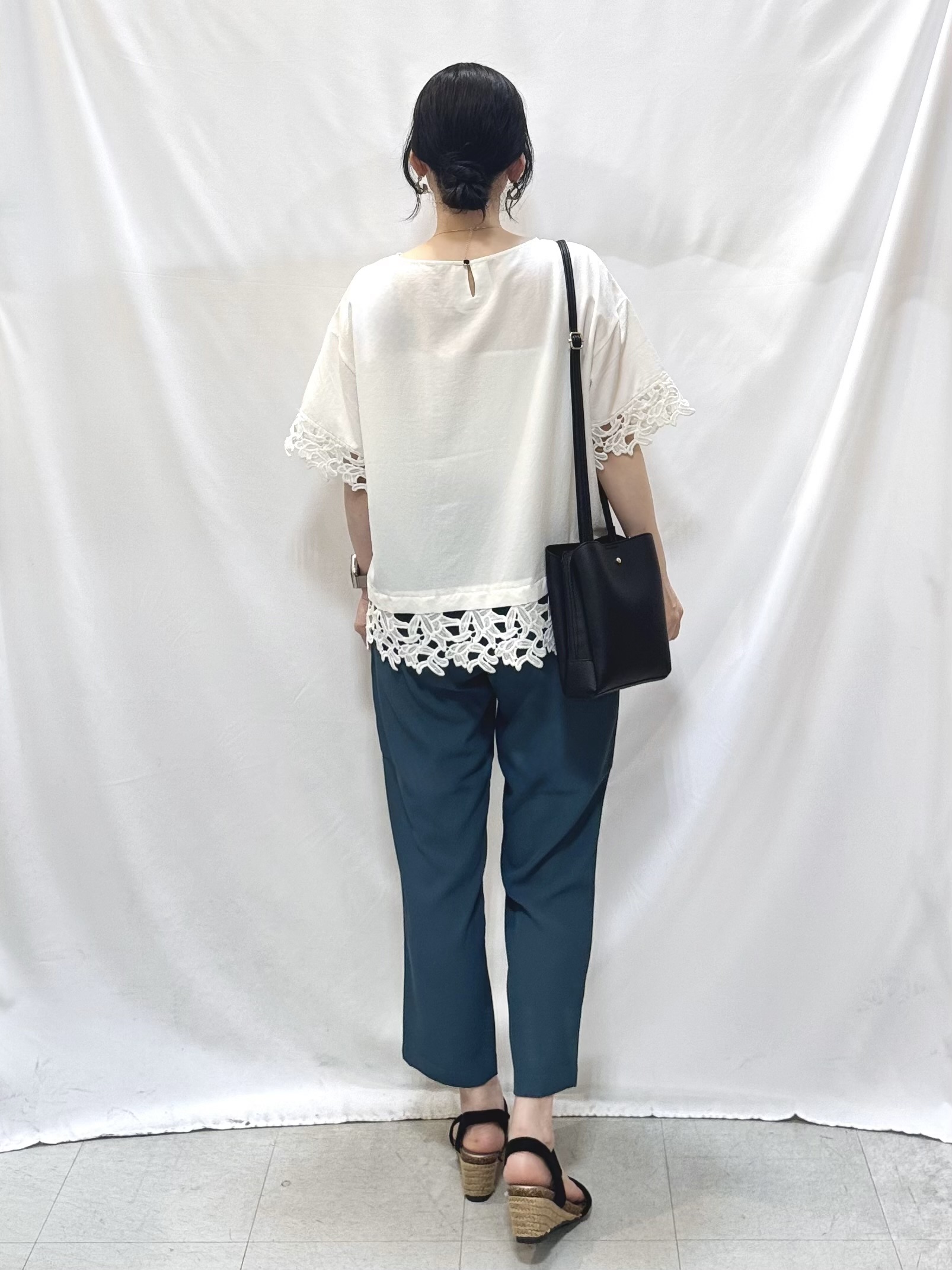 𝐇𝐢𝐫𝐨𝐦𝐢さんの「SHOO･LA･RUE｜【洗濯後しわになりにくい/S-LL】コーデの主役になる レース付きブラウス」を使ったコーディネート