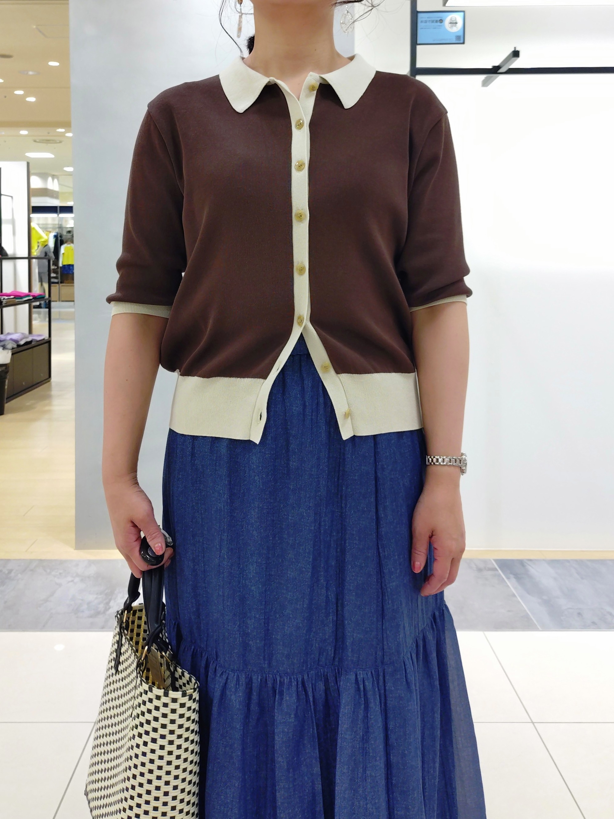 TOMOMIさんの「INDIVI｜【バイカラー】衿付きシャツ風ニット」を使ったコーディネート