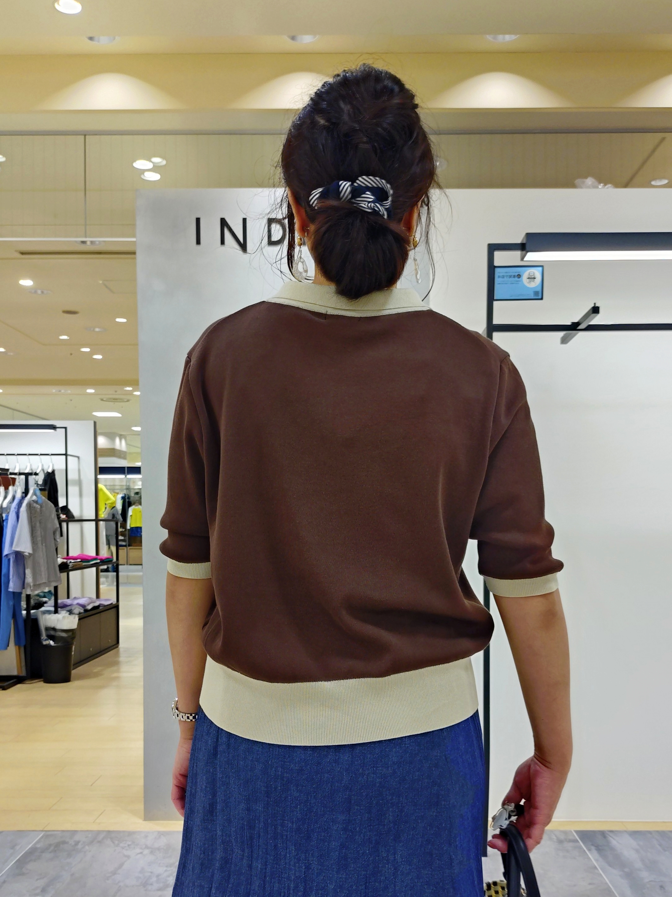 TOMOMIさんの「INDIVI｜【バイカラー】衿付きシャツ風ニット」を使ったコーディネート