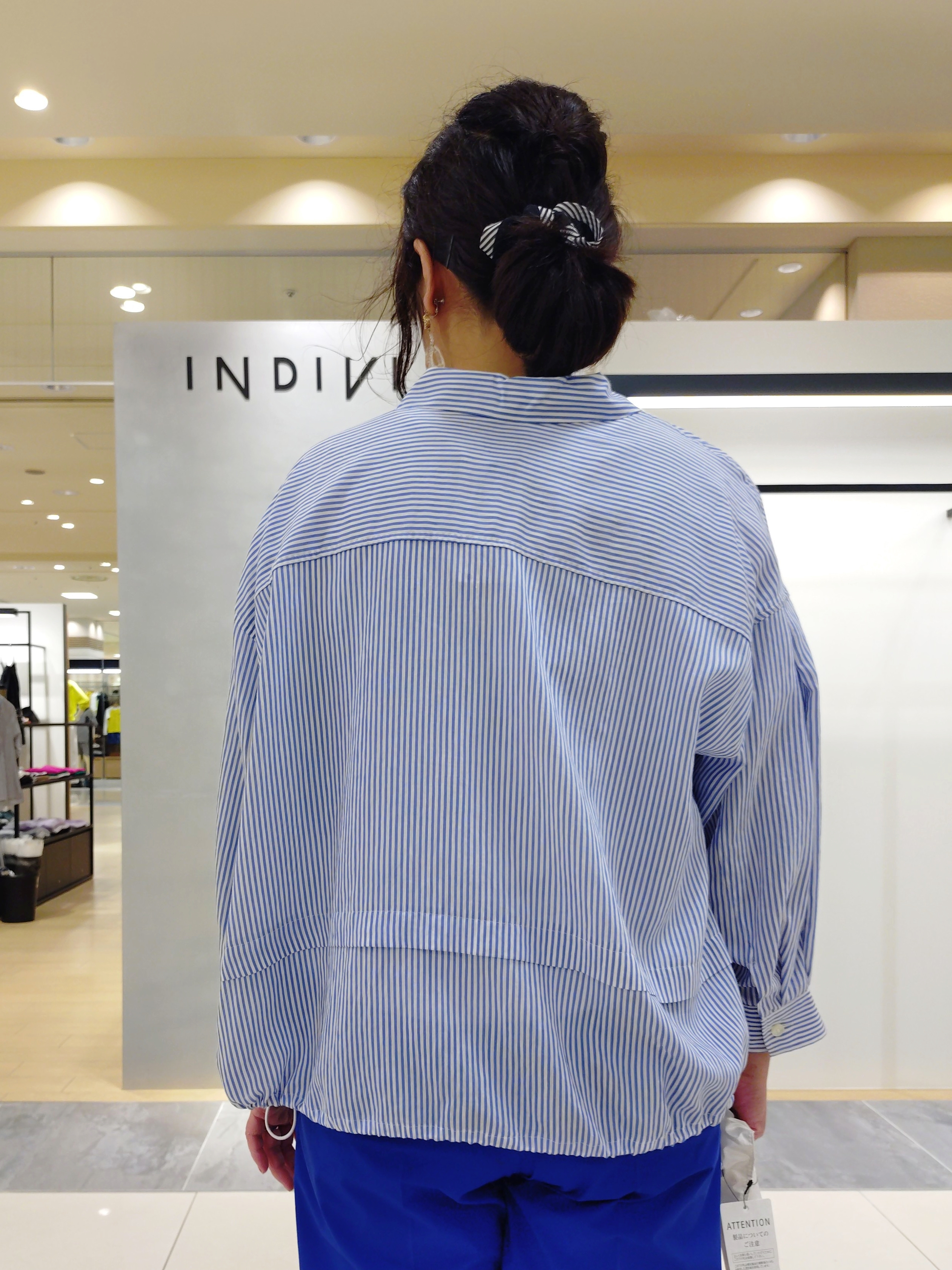 TOMOMIさんの「INDIVI｜【接触冷感／洗える／2WAY】ドロスト付 シアーシャンブレーシャツ」を使ったコーディネート