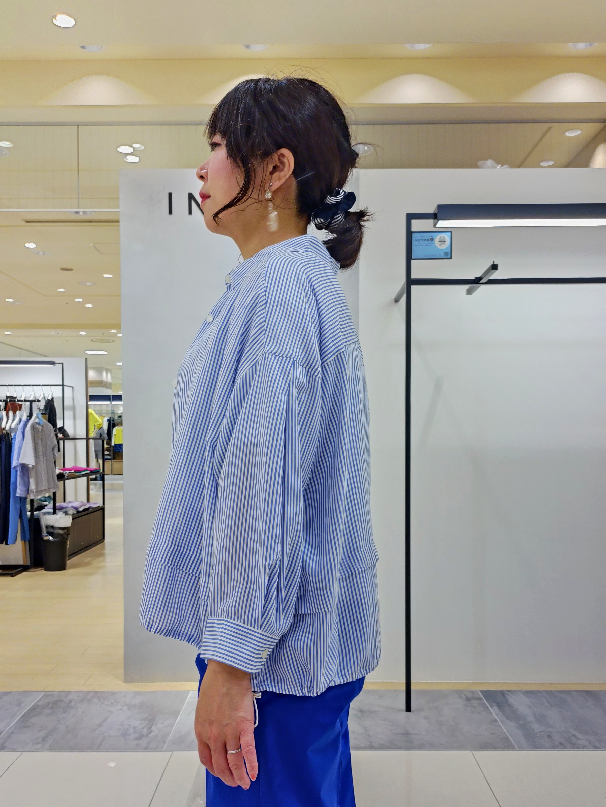 TOMOMIさんの「INDIVI｜【接触冷感／洗える／2WAY】ドロスト付 シアーシャンブレーシャツ」を使ったコーディネート