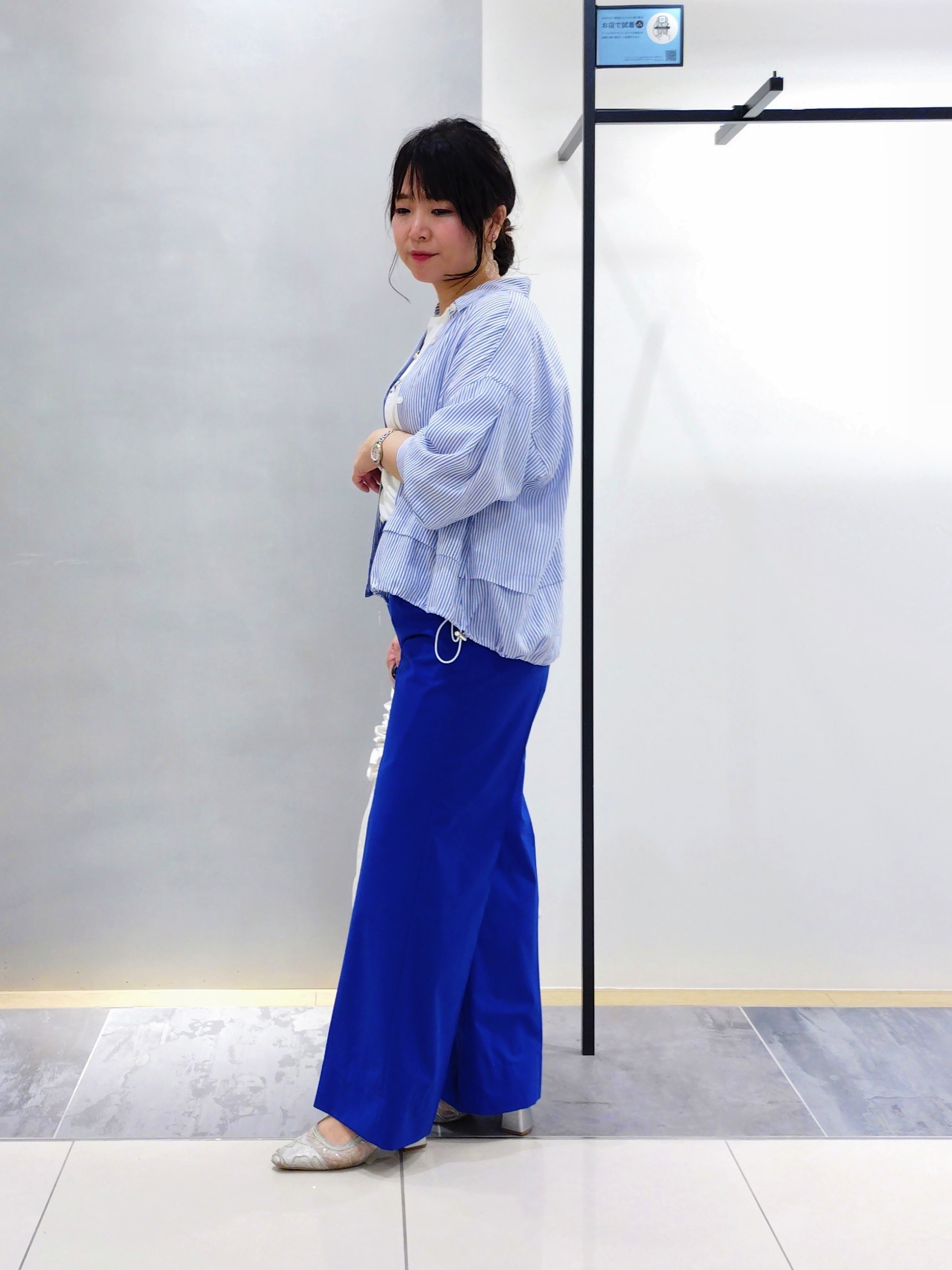 TOMOMIさんの「INDIVI｜【接触冷感／洗える／2WAY】ドロスト付 シアーシャンブレーシャツ」を使ったコーディネート