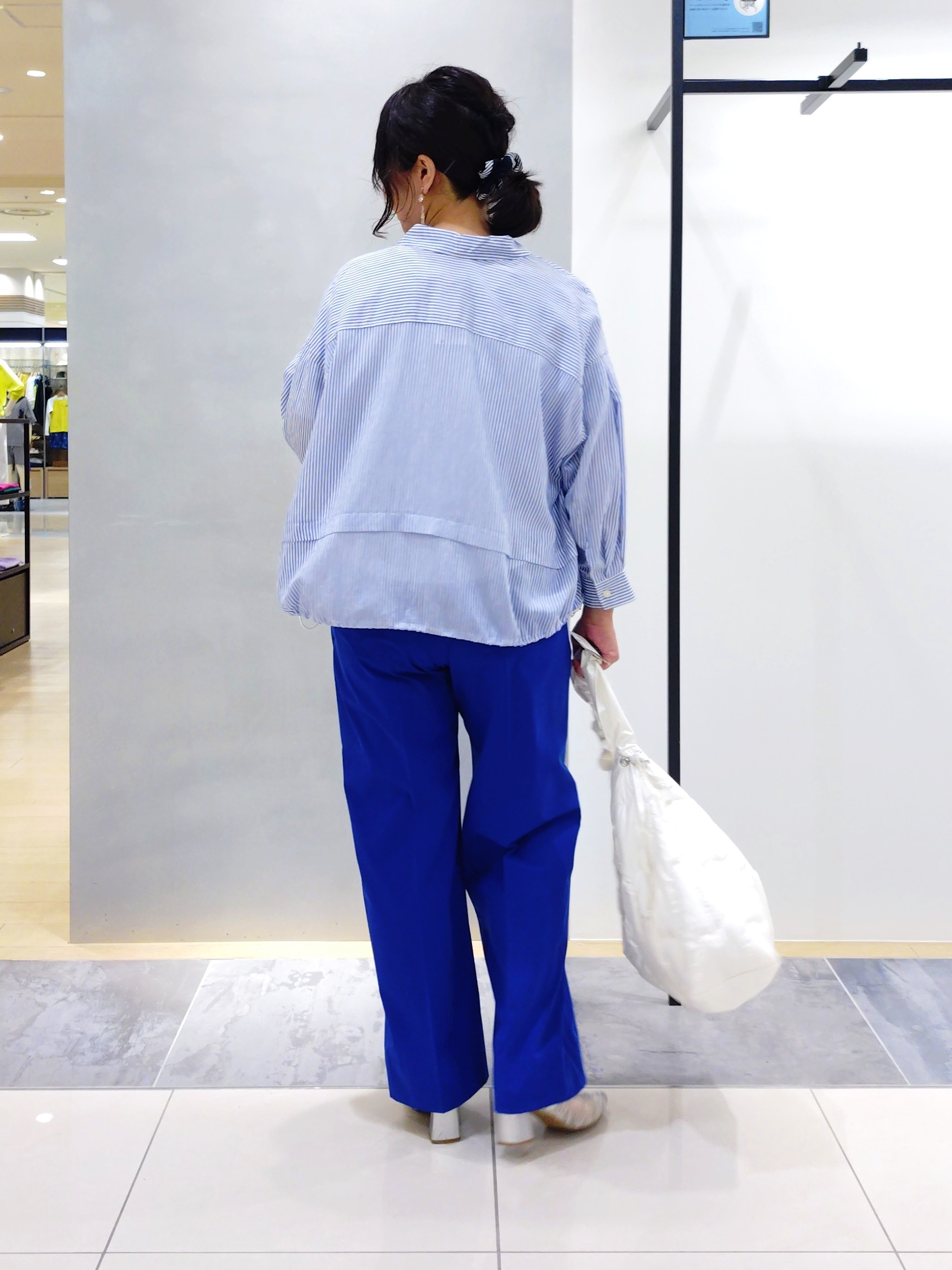 TOMOMIさんの「INDIVI｜【接触冷感／洗える／2WAY】ドロスト付 シアーシャンブレーシャツ」を使ったコーディネート