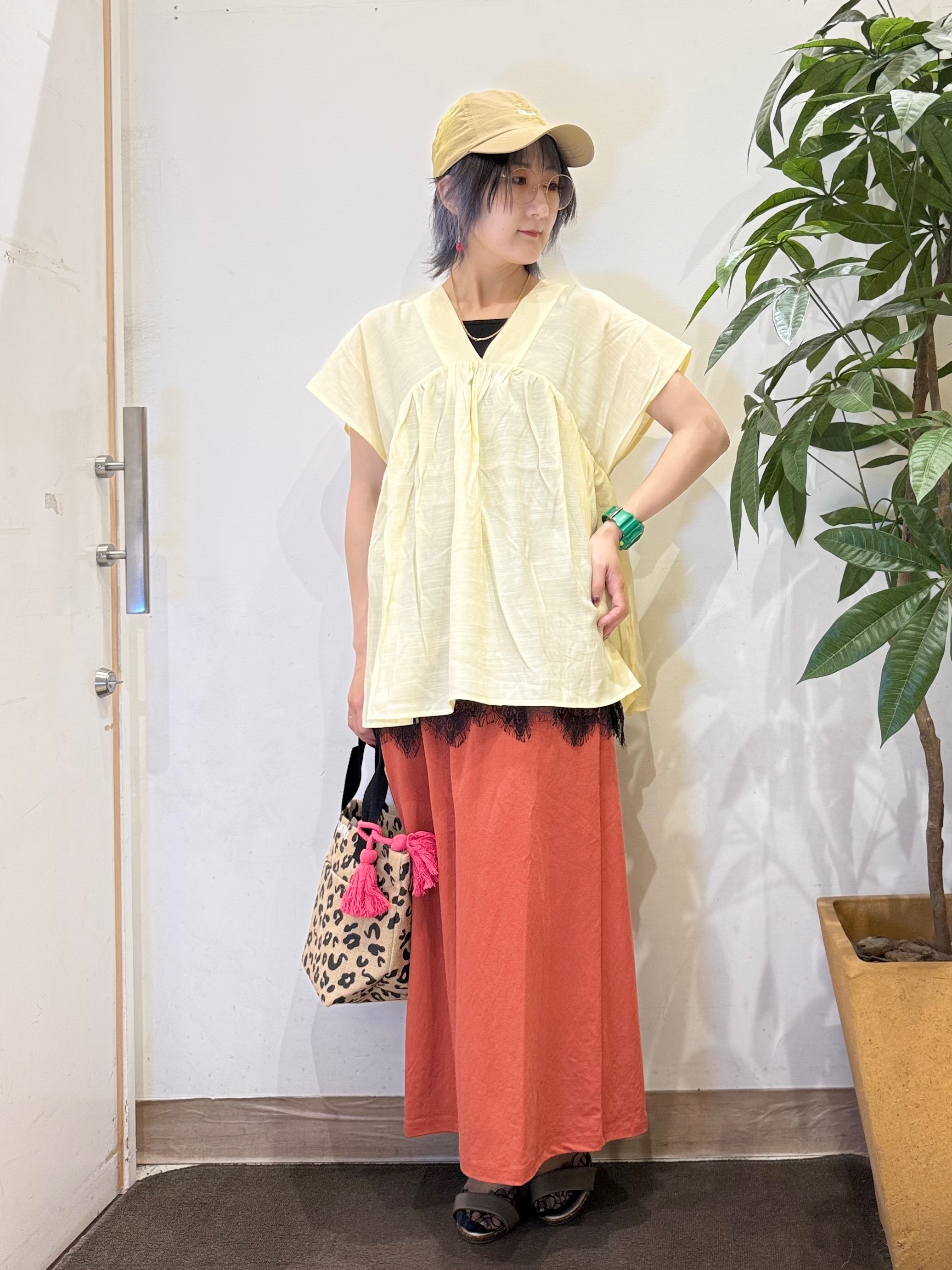 misakiさんの「SHOO･LA･RUE｜【S-LL/洗濯機可/UV/体型カバー】インせず着られる Vネックギャザーブラウス」を使ったコーディネート