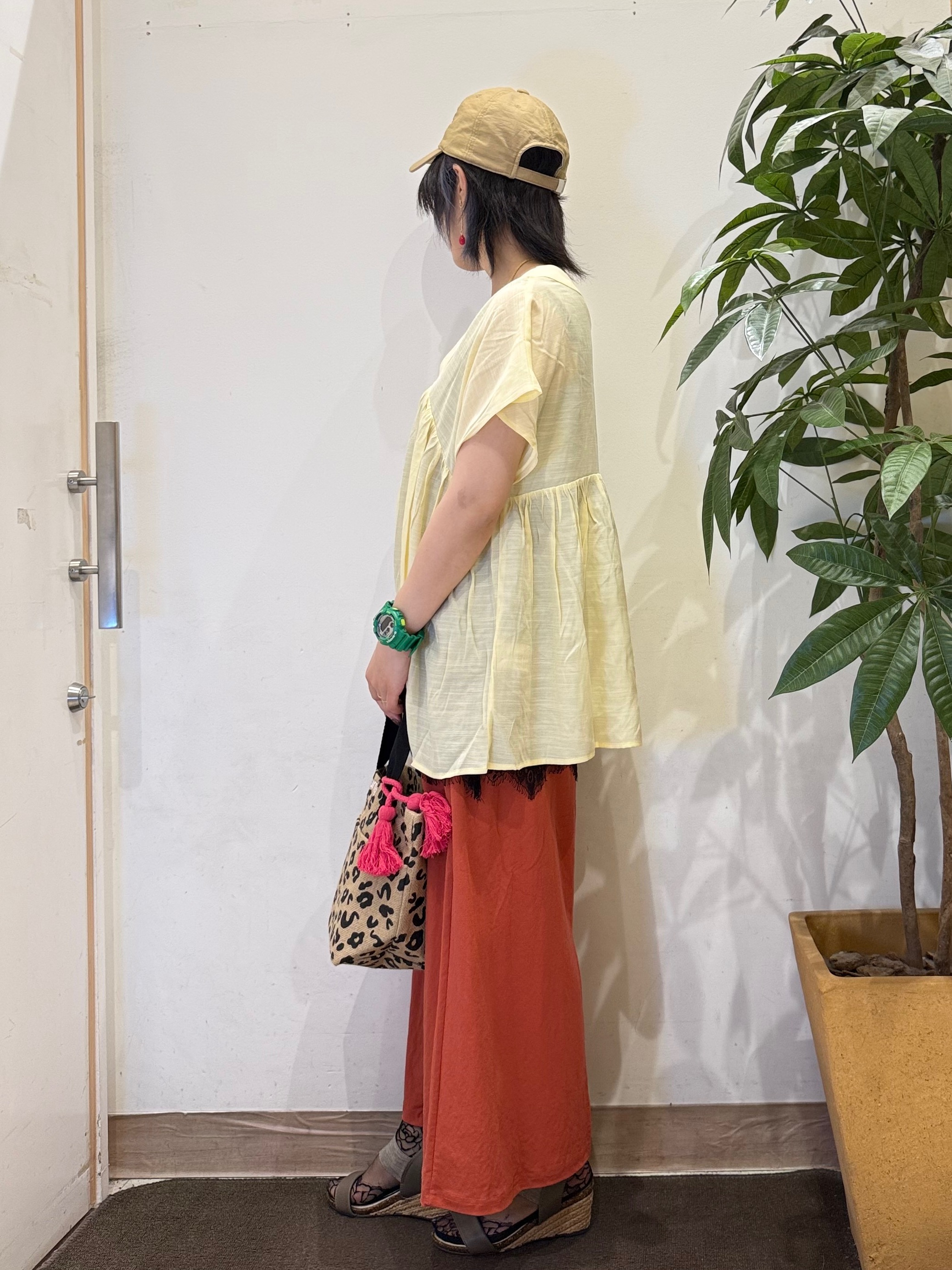 misakiさんの「SHOO･LA･RUE｜【S-LL/洗濯機可/UV/体型カバー】インせず着られる Vネックギャザーブラウス」を使ったコーディネート