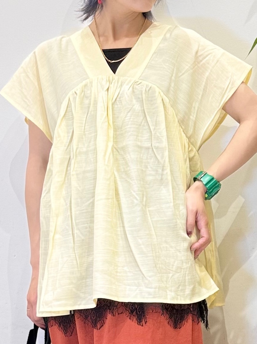 misakiさんの「SHOO･LA･RUE｜【S-LL/洗濯機可/UV/体型カバー】インせず着られる Vネックギャザーブラウス」を使ったコーディネート