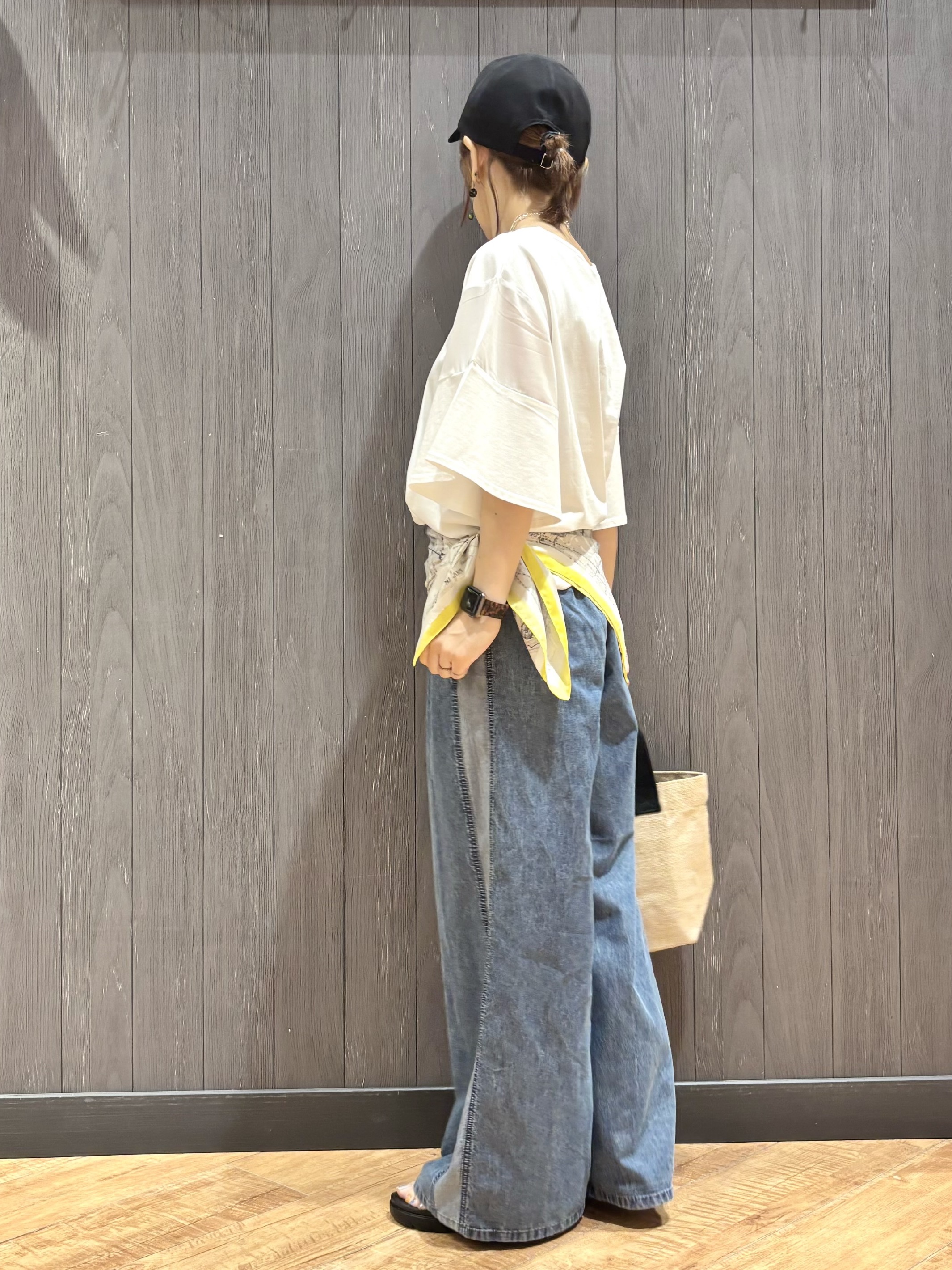 meiさんの「SHOO･LA･RUE｜【S-LL/洗濯機可/体型カバー】フレアスリーブで二の腕を自然に隠せる 浅VネックTシャツ」を使ったコーディネート