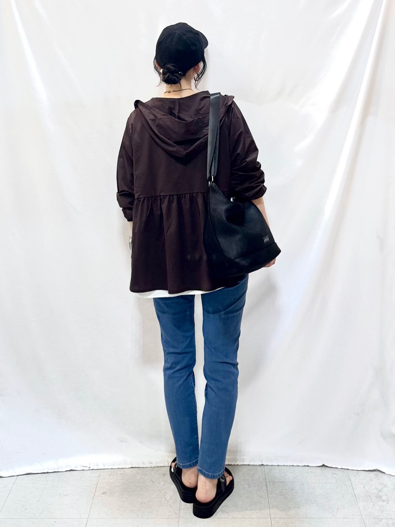 𝐇𝐢𝐫𝐨𝐦𝐢さんの「SHOO･LA･RUE｜【S-LL/体型カバー】日焼け対策にも女性らしさを UVカットペプラムパーカ」を使ったコーディネート