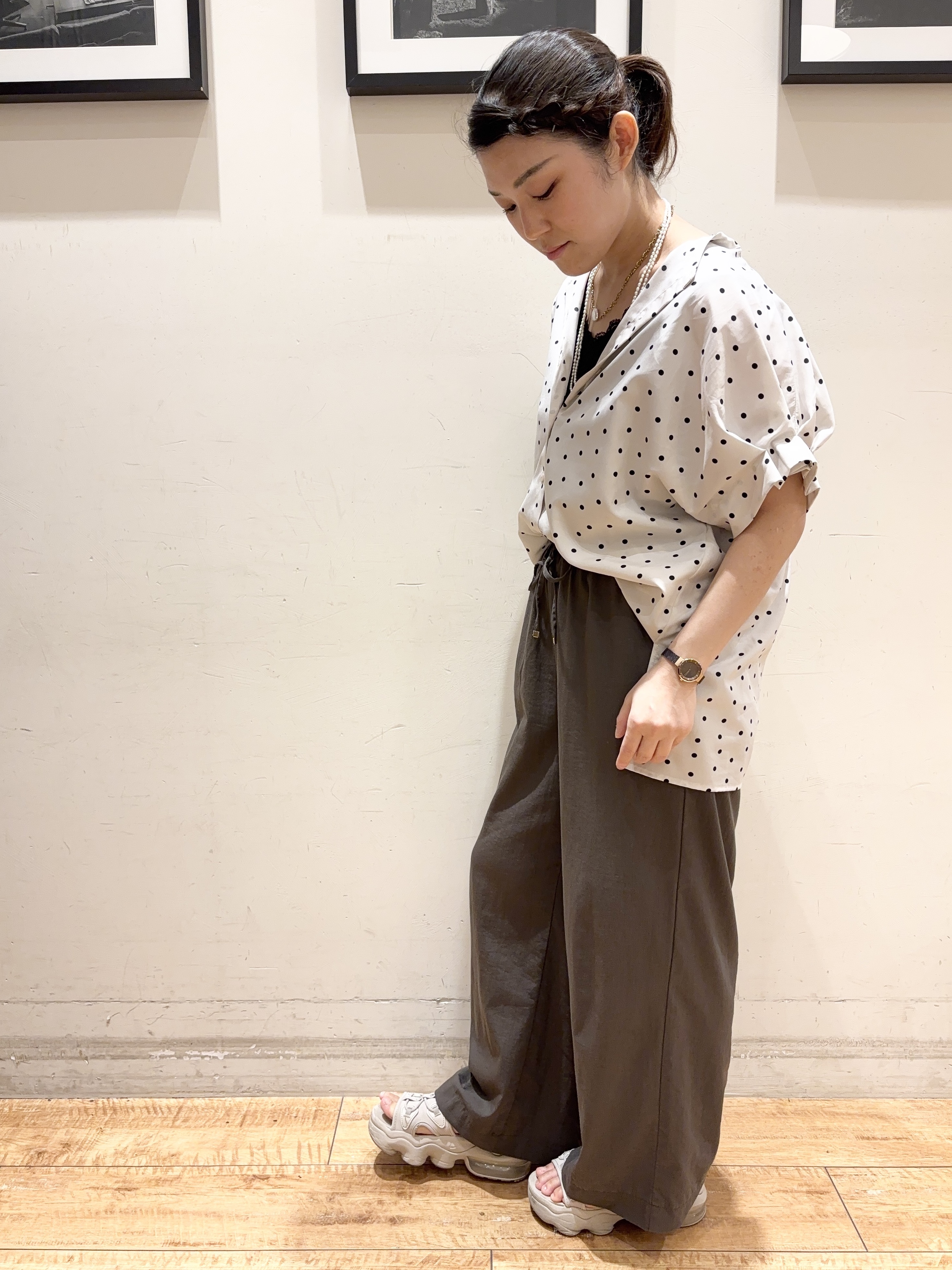 かふぇもか。さんの「SHOO･LA･RUE｜【洗濯機可／洗濯後しわになりにくい】大人の甘さをプラスする ドット柄袖タックブラウス」を使ったコーディネート