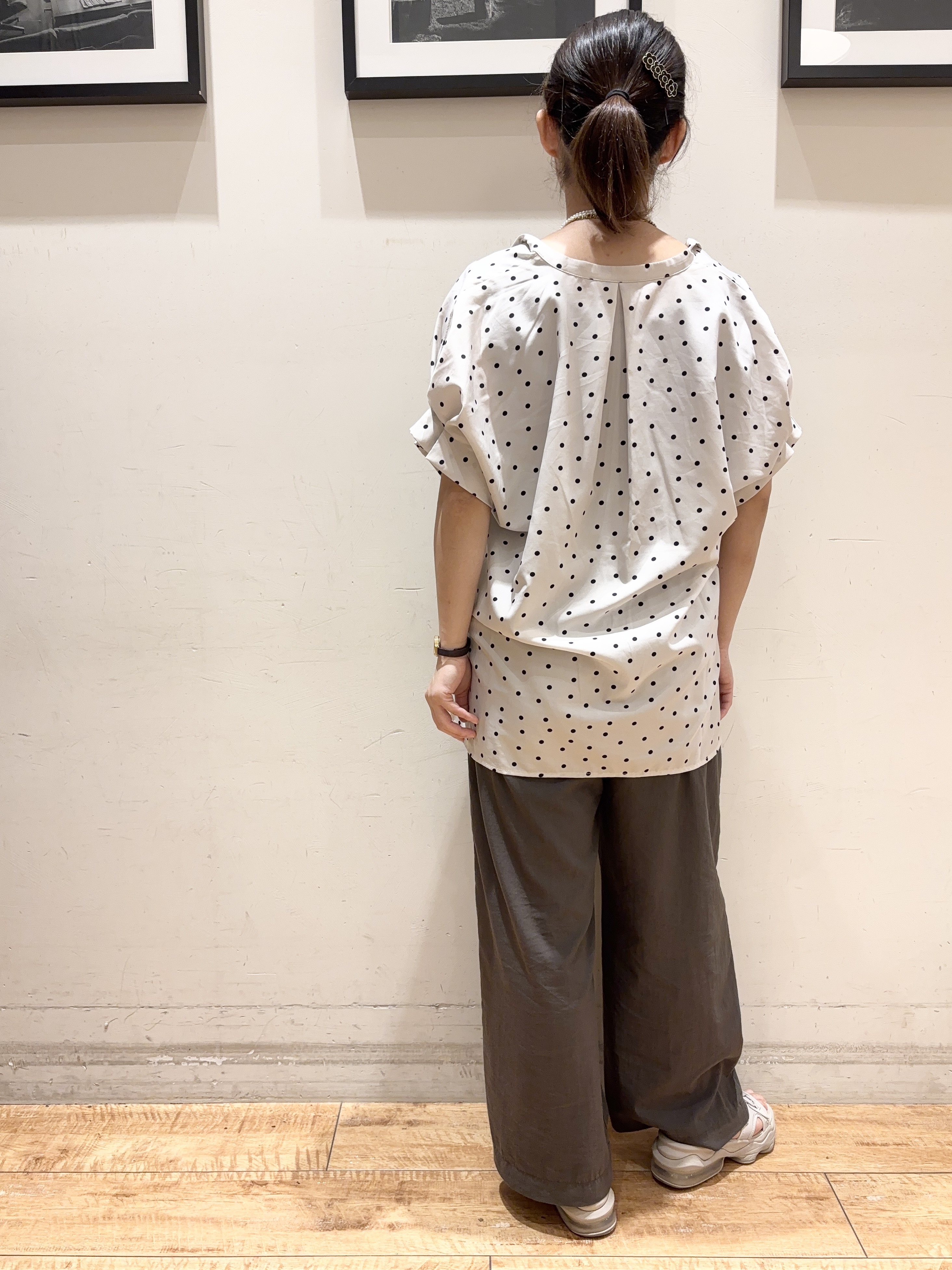 かふぇもか。さんの「SHOO･LA･RUE｜【洗濯機可／洗濯後しわになりにくい】大人の甘さをプラスする ドット柄袖タックブラウス」を使ったコーディネート