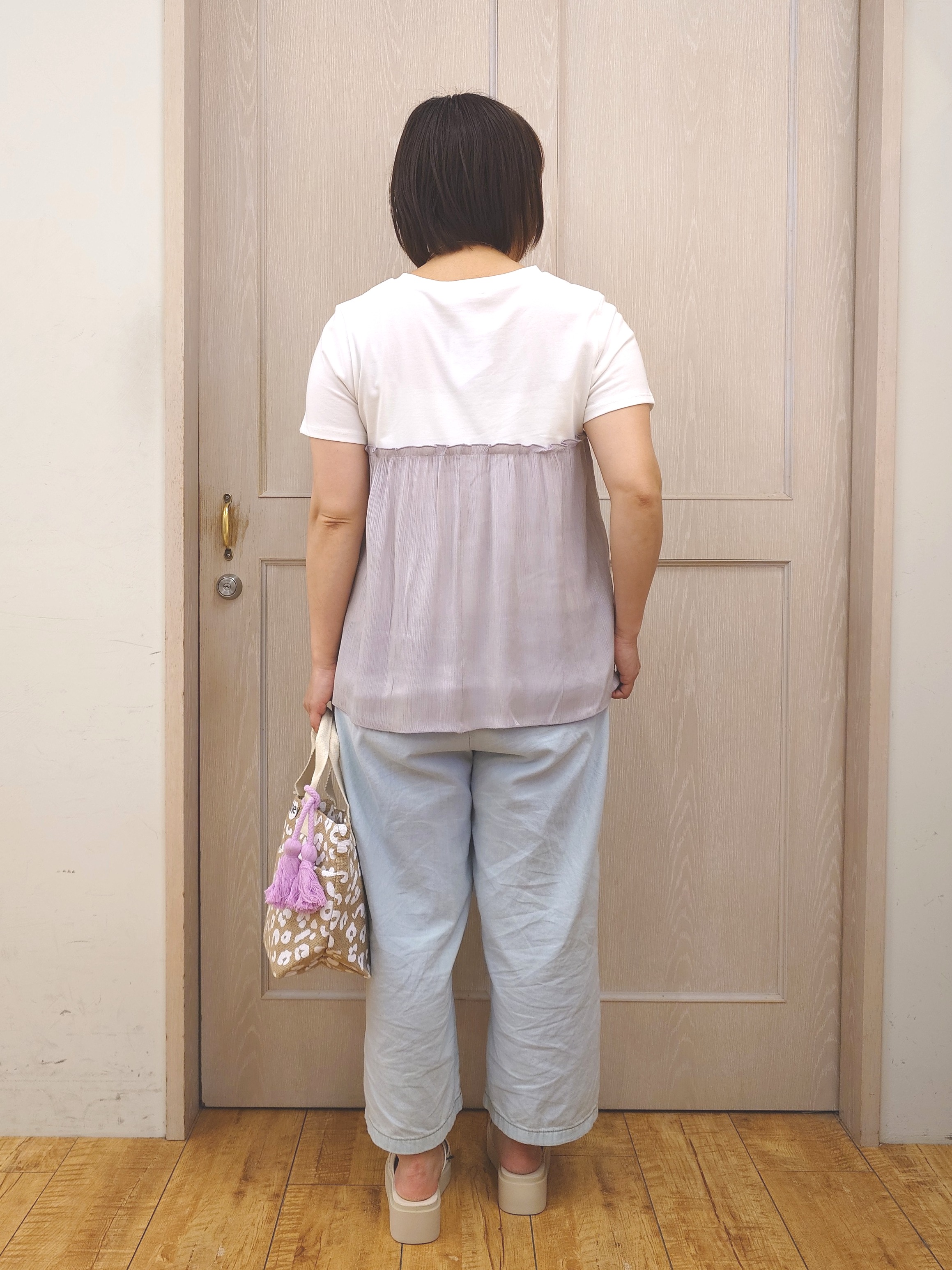 とろろさんの「SHOO･LA･RUE｜【体型カバー】1枚でインせず決まる きらきらビスチェ風Tシャツ」を使ったコーディネート