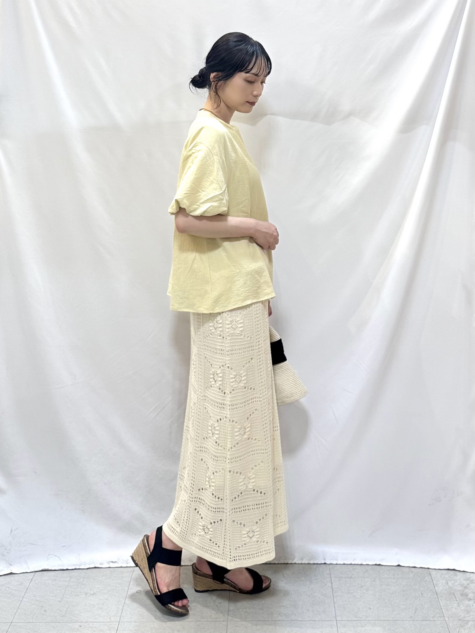 𝐇𝐢𝐫𝐨𝐦𝐢さんの「SHOO･LA･RUE｜【洗濯機可】バルーンスリーブで二の腕カバー キーネック5分袖ブラウス」を使ったコーディネート