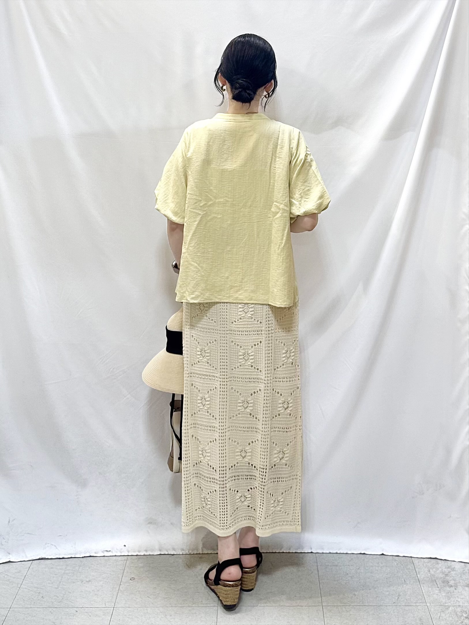 𝐇𝐢𝐫𝐨𝐦𝐢さんの「SHOO･LA･RUE｜【洗濯機可】バルーンスリーブで二の腕カバー キーネック5分袖ブラウス」を使ったコーディネート