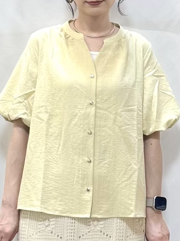 𝐇𝐢𝐫𝐨𝐦𝐢さんの「SHOO･LA･RUE｜【洗濯機可】バルーンスリーブで二の腕カバー キーネック5分袖ブラウス」を使ったコーディネート
