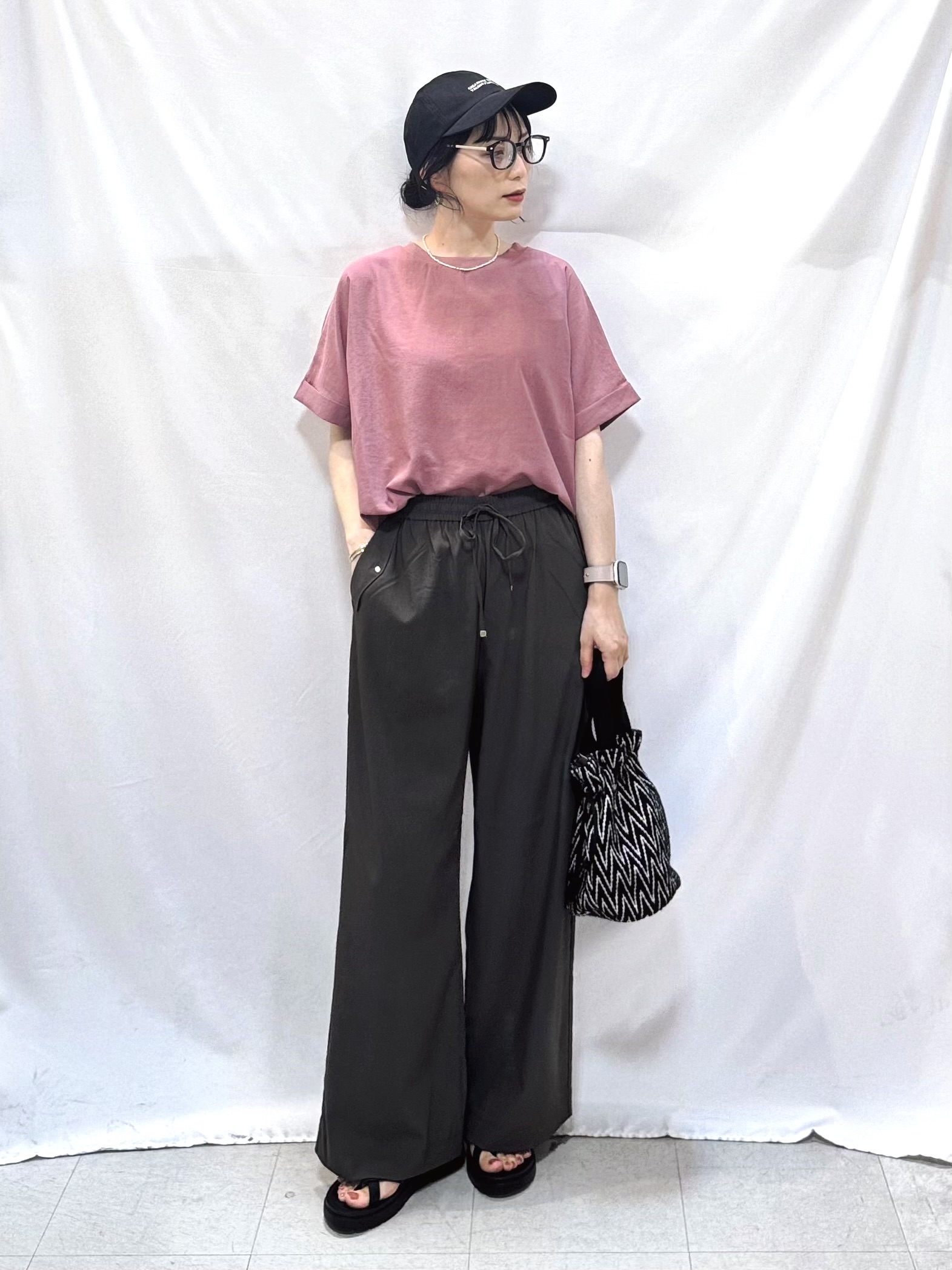 𝐇𝐢𝐫𝐨𝐦𝐢さんの「SHOO･LA･RUE｜【着丈選べる/体型カバー】洗濯後しわになりにくい さらっと快適ドルマントップス」を使ったコーディネート