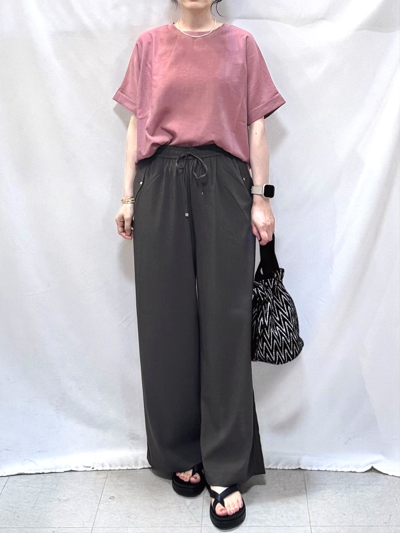 𝐇𝐢𝐫𝐨𝐦𝐢さんの「SHOO･LA･RUE｜【着丈選べる/体型カバー】洗濯後しわになりにくい さらっと快適ドルマントップス」を使ったコーディネート