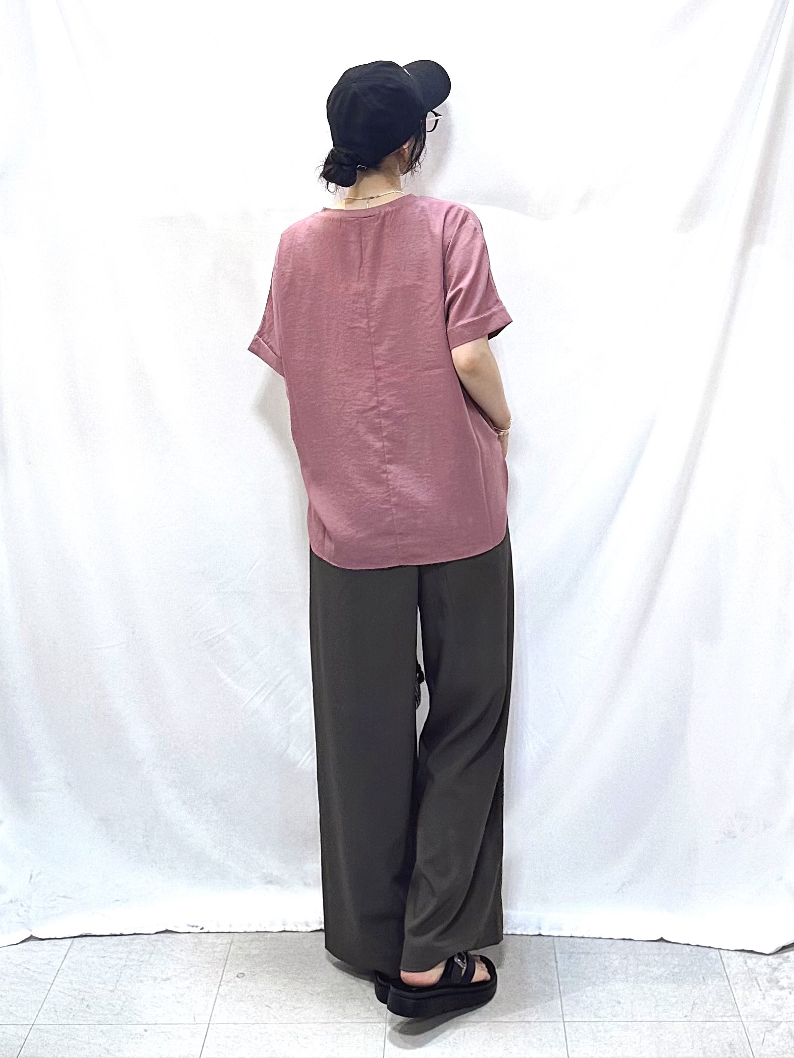 𝐇𝐢𝐫𝐨𝐦𝐢さんの「SHOO･LA･RUE｜【着丈選べる/体型カバー】洗濯後しわになりにくい さらっと快適ドルマントップス」を使ったコーディネート