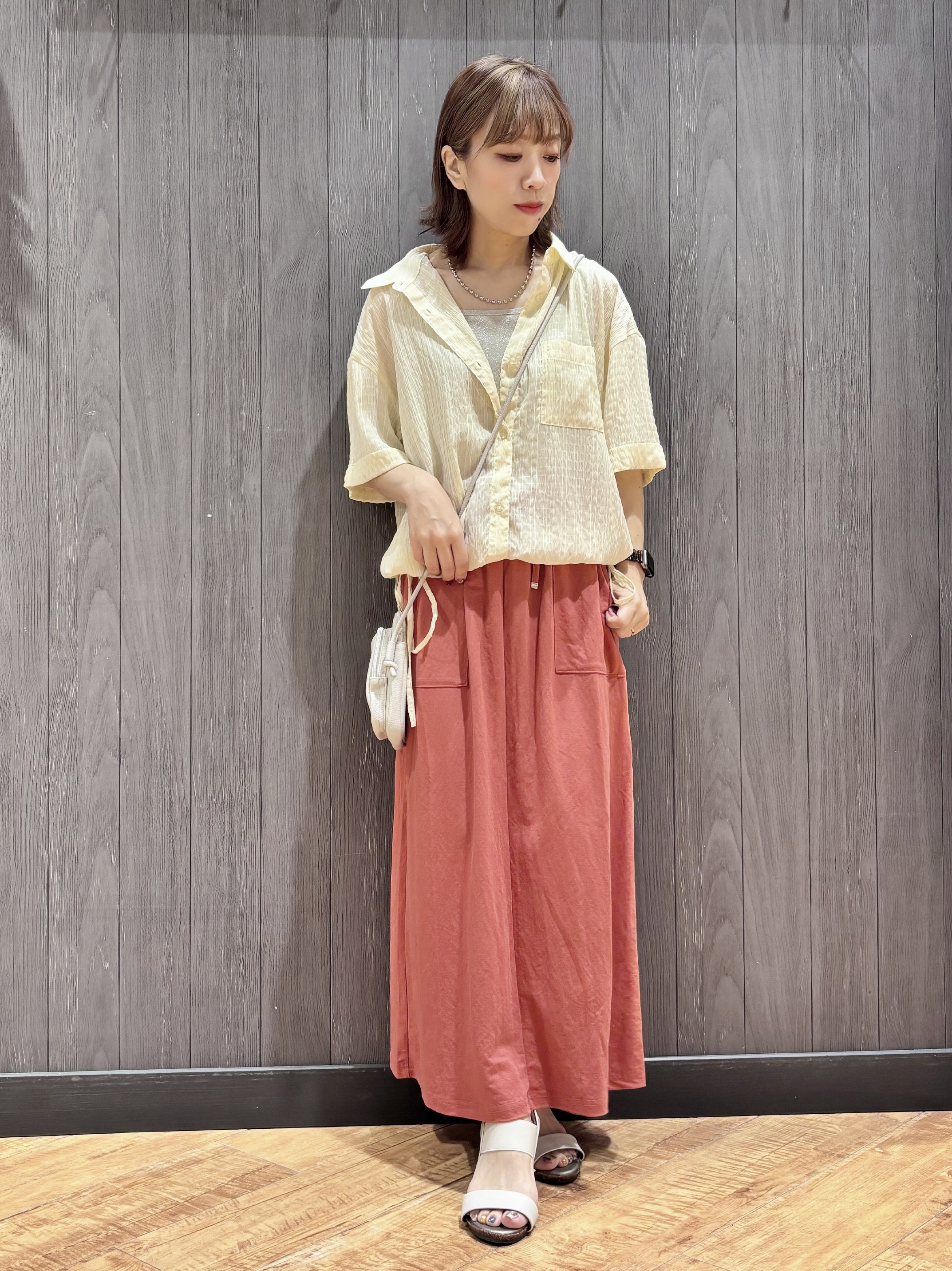 meiさんの「SHOO･LA･RUE｜【S-LL/洗濯機可/体型カバー】さらさら シャーリングシフォン 裾ドロストシャツ」を使ったコーディネート