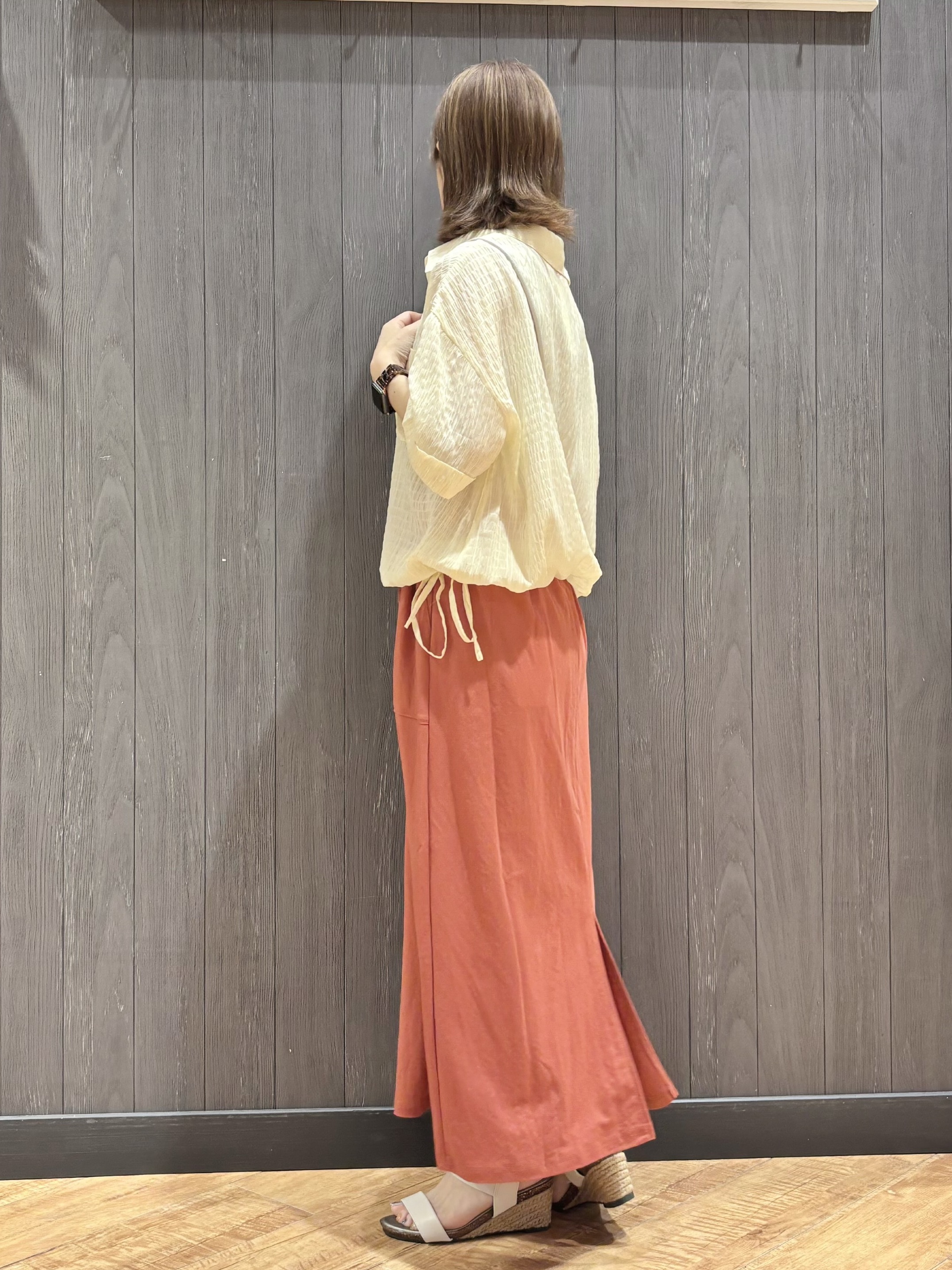 meiさんの「SHOO･LA･RUE｜【S-LL/洗濯機可/体型カバー】さらさら シャーリングシフォン 裾ドロストシャツ」を使ったコーディネート
