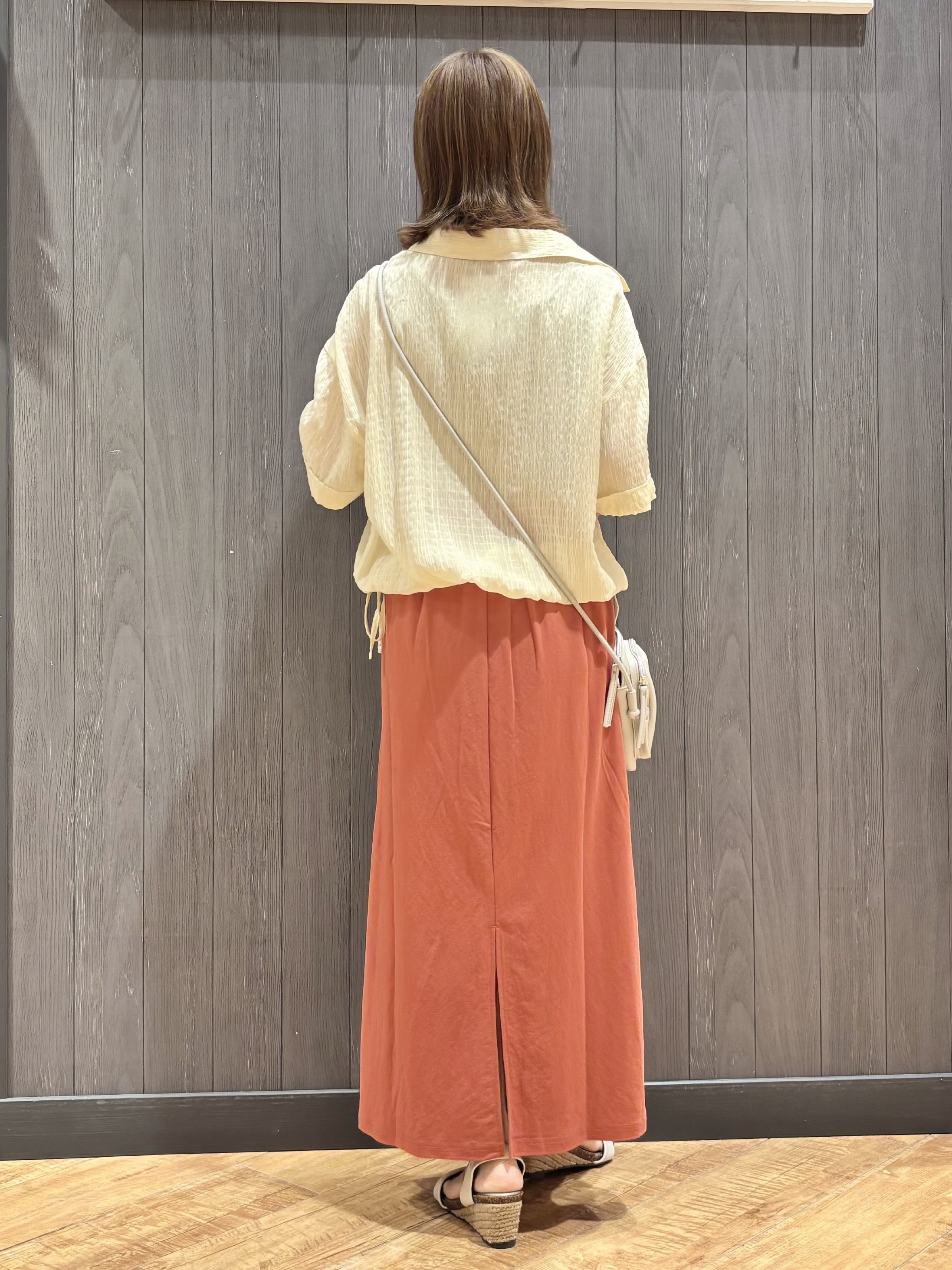 meiさんの「SHOO･LA･RUE｜【S-LL/洗濯機可/体型カバー】さらさら シャーリングシフォン 裾ドロストシャツ」を使ったコーディネート